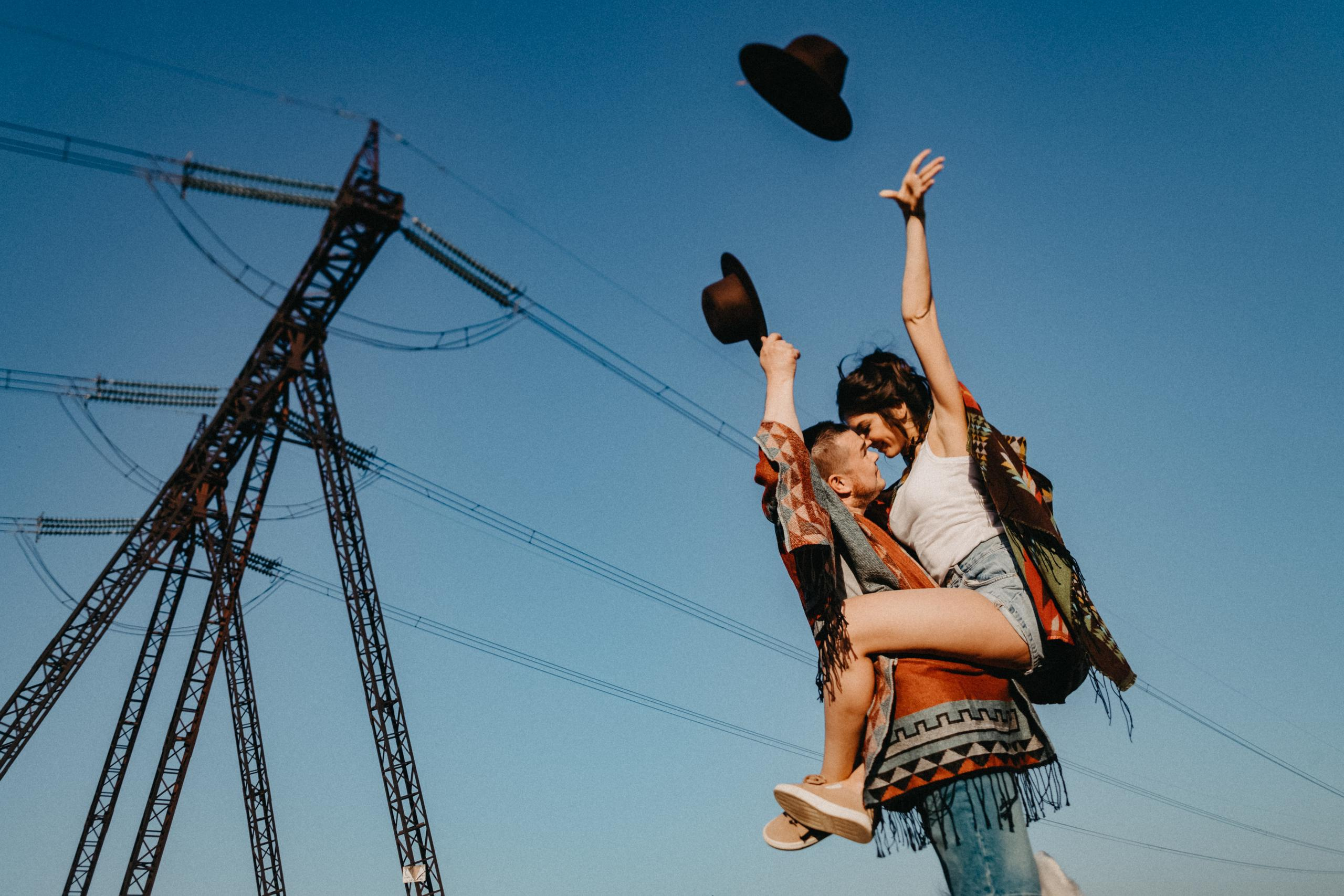 Лавстори фотосессия в доме на колесах на автофургоне или автокемпере в. Свадебный фотограф-видеограф в Красноярске Евгений Константинопольский