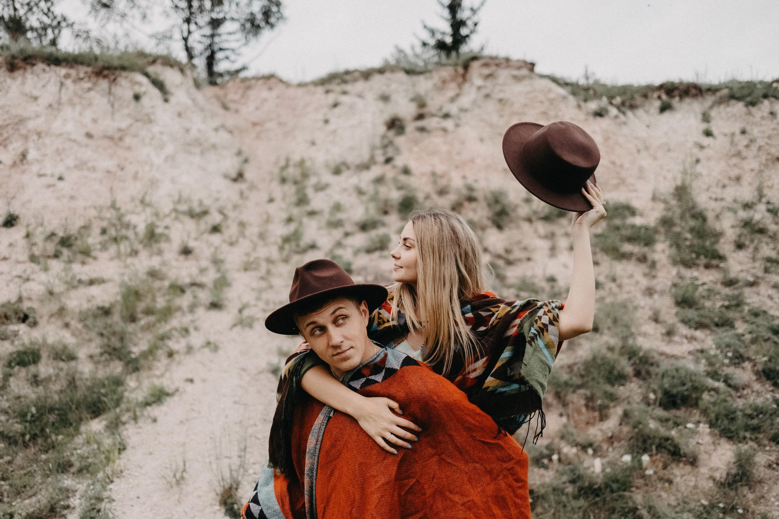 Природная фотосессия в полях и на обрыве в Красноярске. Свадебный фотограф-видеограф в Красноярске Евгений Константинопольский