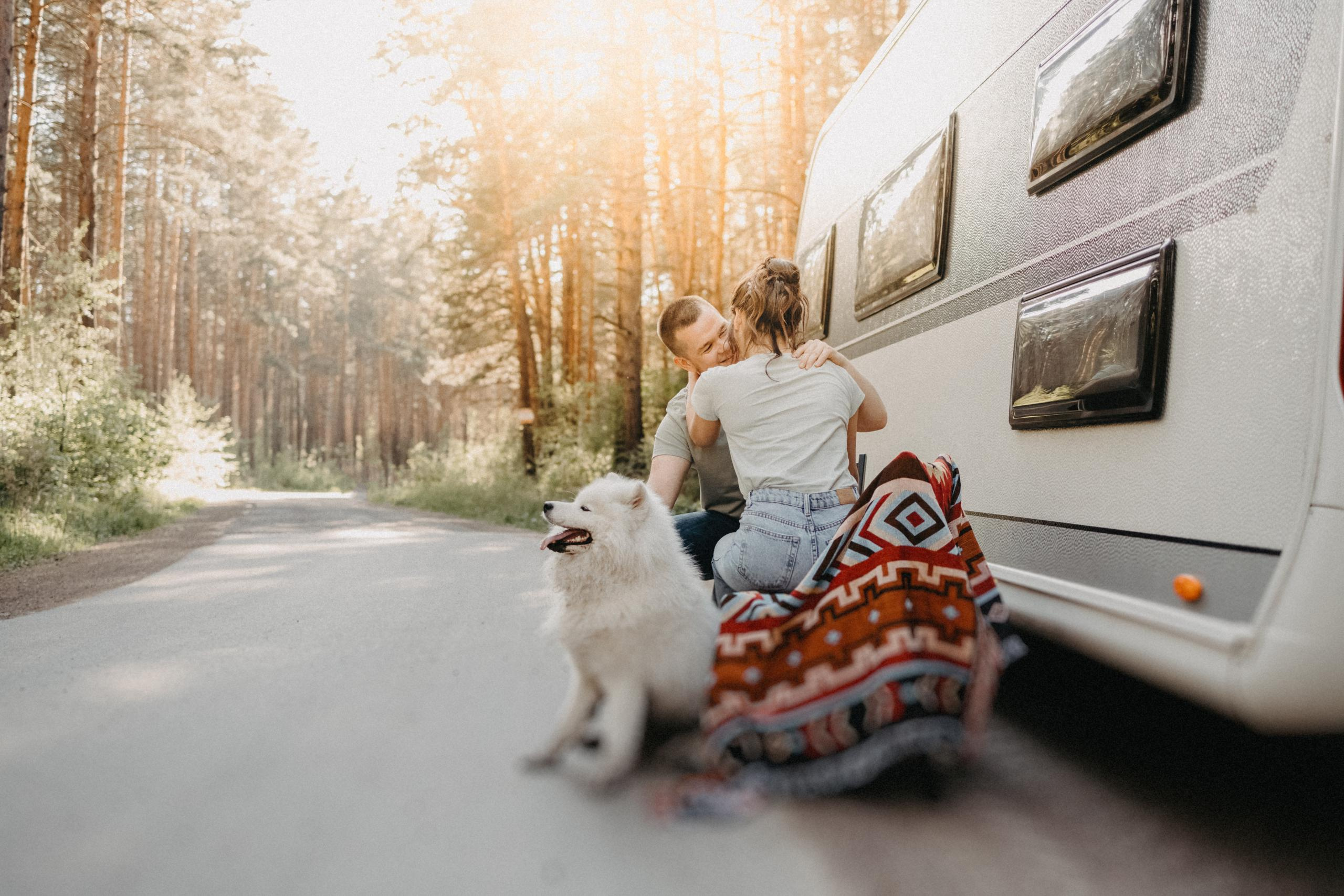 Лавстори фотосессия в доме на колесах на автофургоне или автокемпере в. Свадебный фотограф-видеограф в Красноярске Евгений Константинопольский