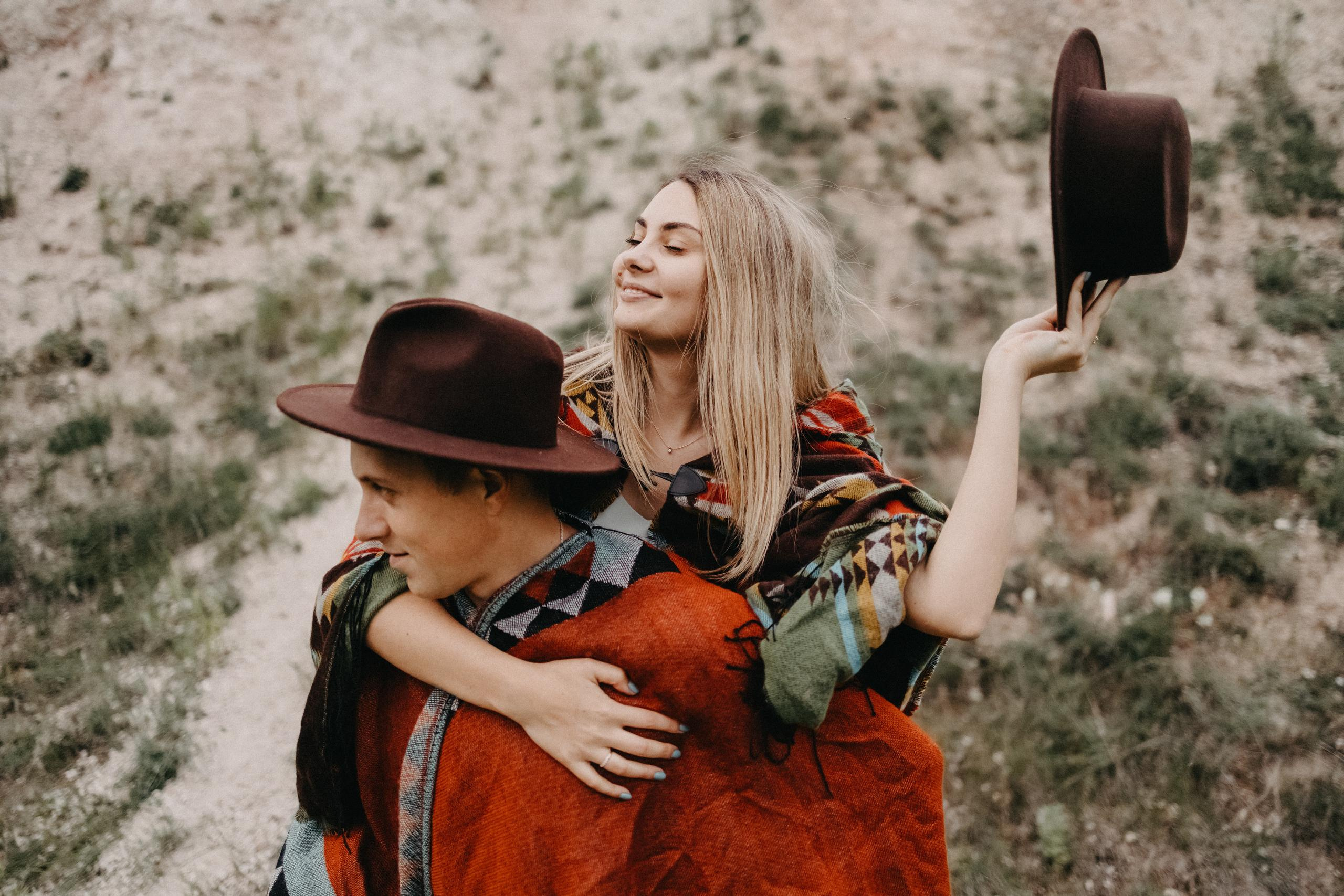 Природная фотосессия в полях и на обрыве в Красноярске. Свадебный фотограф-видеограф в Красноярске Евгений Константинопольский