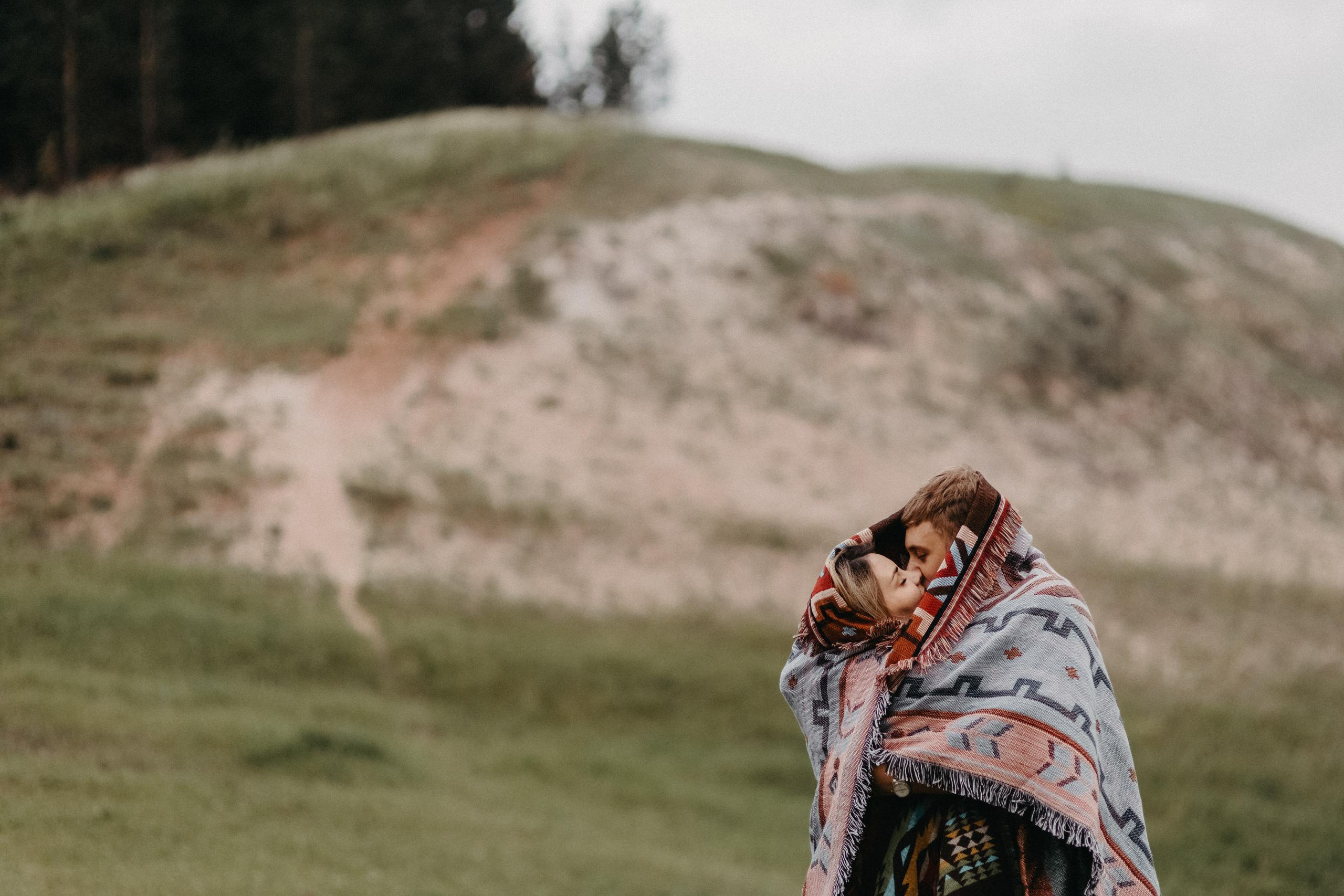 Природная фотосессия в полях и на обрыве в Красноярске. Свадебный фотограф-видеограф в Красноярске Евгений Константинопольский