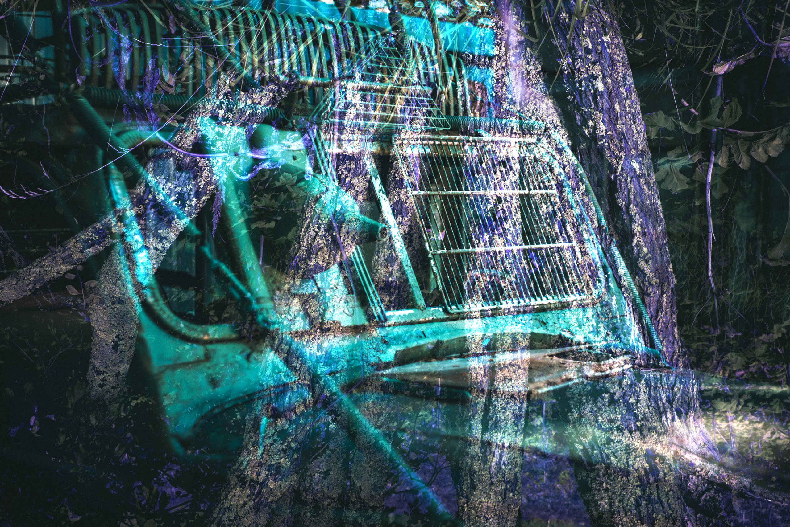 Абстрактная композиция, сочетающая промышленные элементы и природную среду, изображающая заросшую ржавую конструкцию, частично скрытую деревьями. Изображение сочетает механические детали с яркими синими и зелеными оттенками, создавая уникальный контраст между природой и упадком. Идеально подходит для современных художественных отпечатков, декора в индустриальном стиле и проектов дизайна на природную тематику.