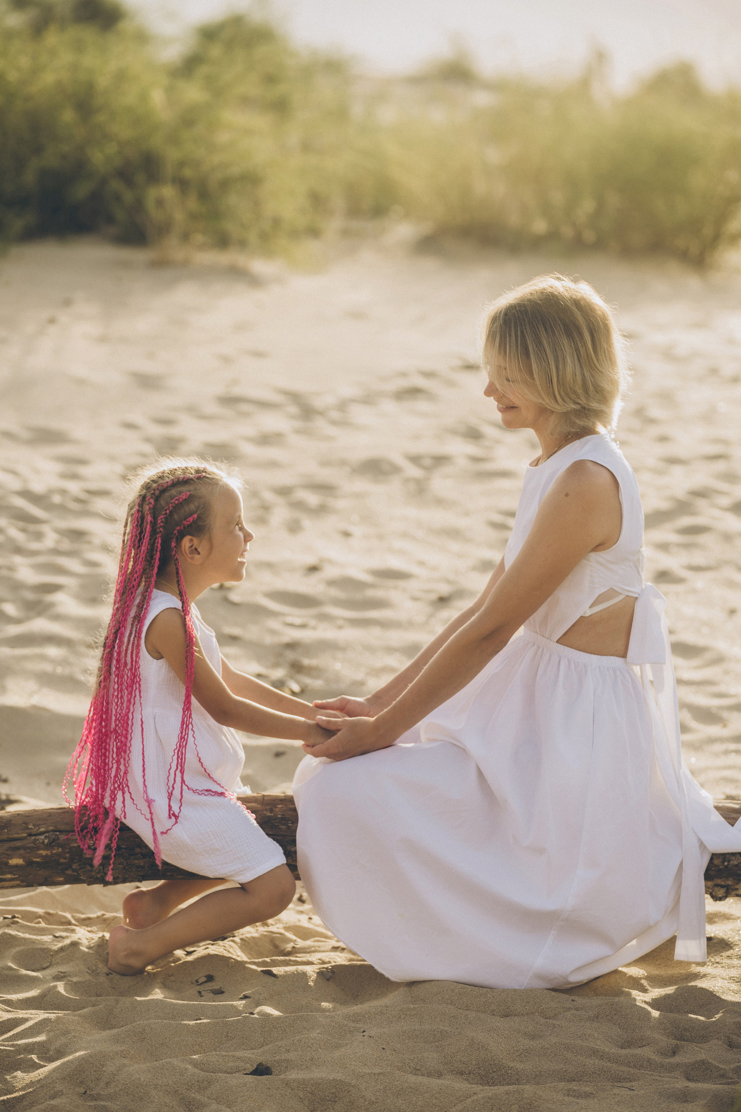 Смех сквозь брызги: фотограф Голубицкая сняла веселую игру мамы и дочки с водяным пистолетом  