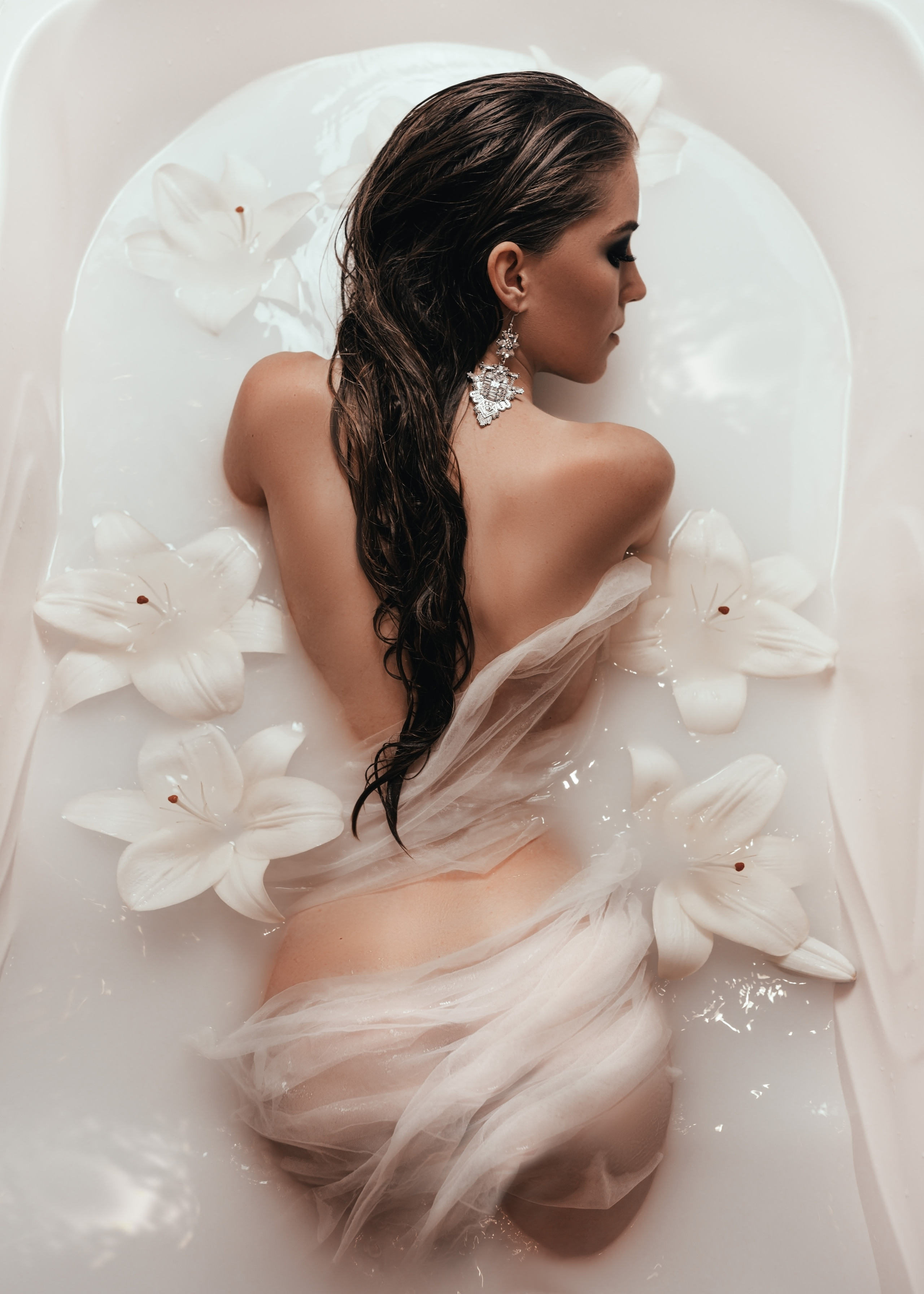 Фс в ванне с лилиями