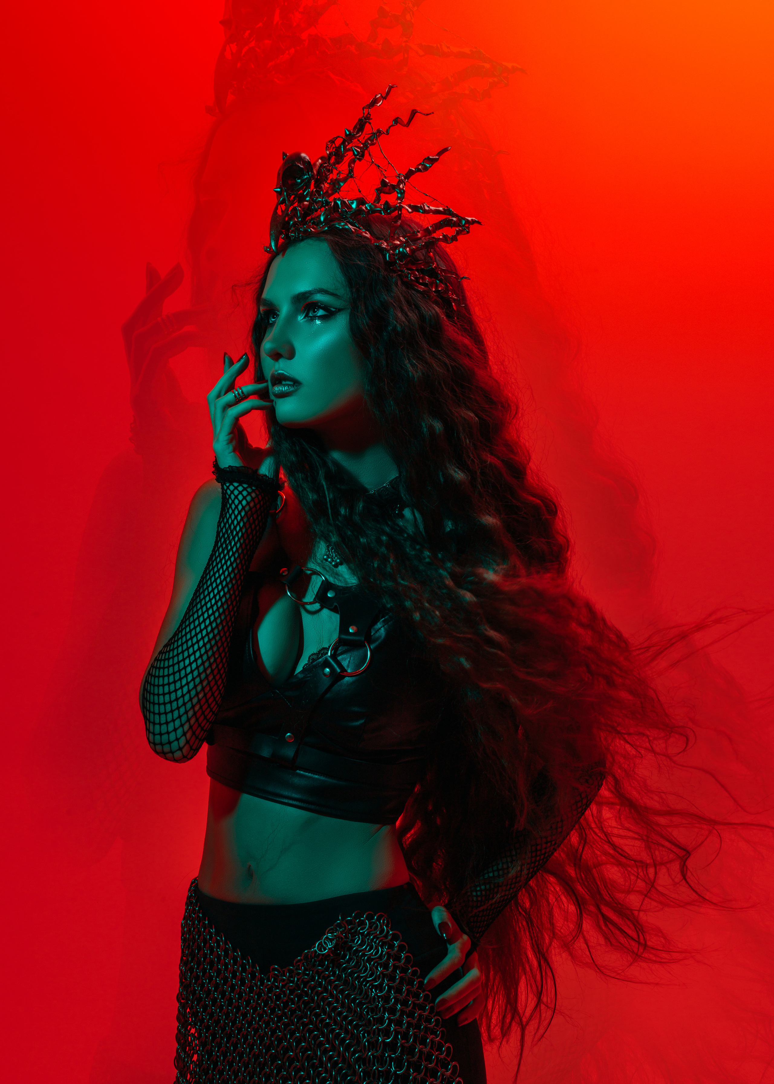 Красная королева неон