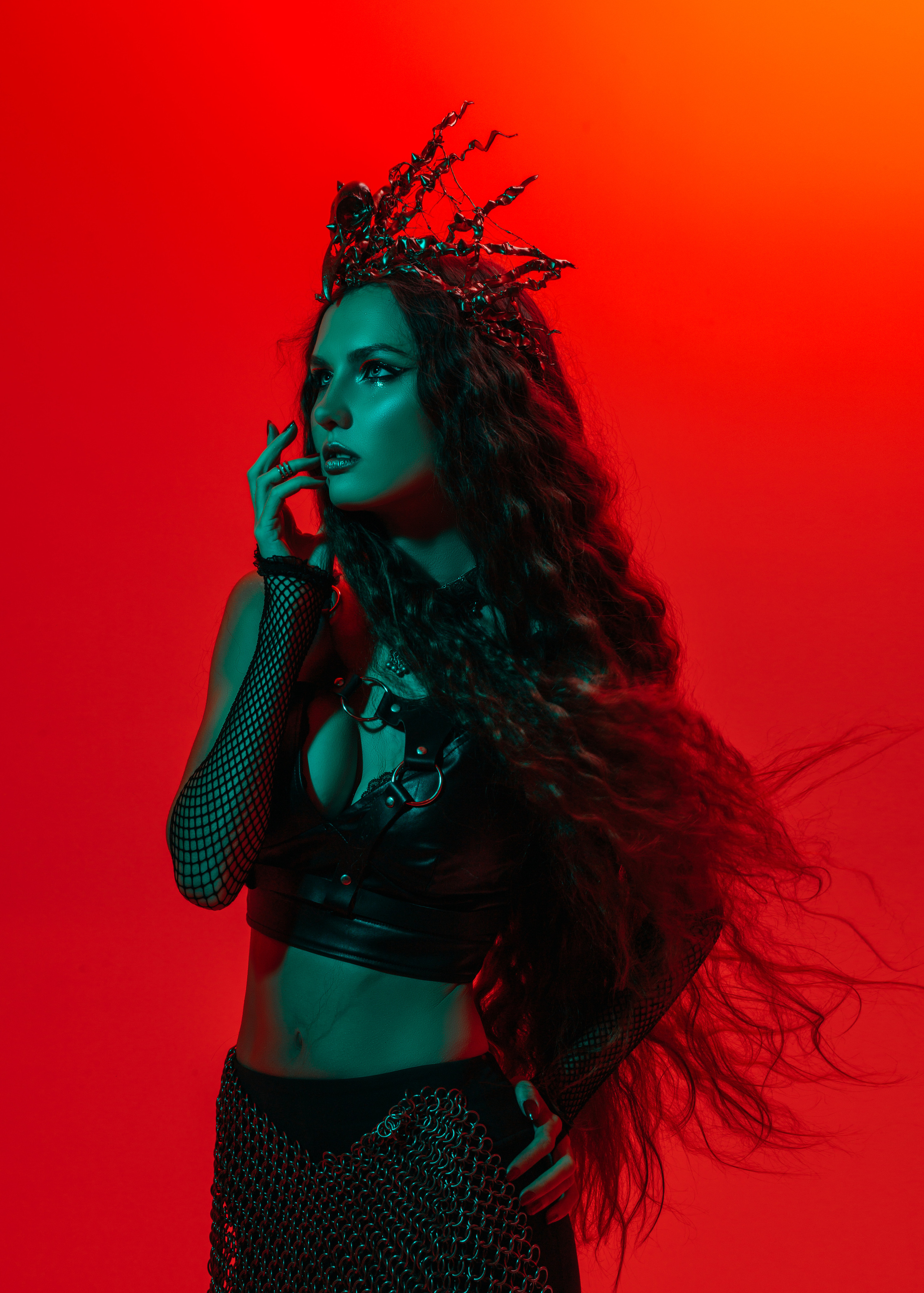 Красная королева неон