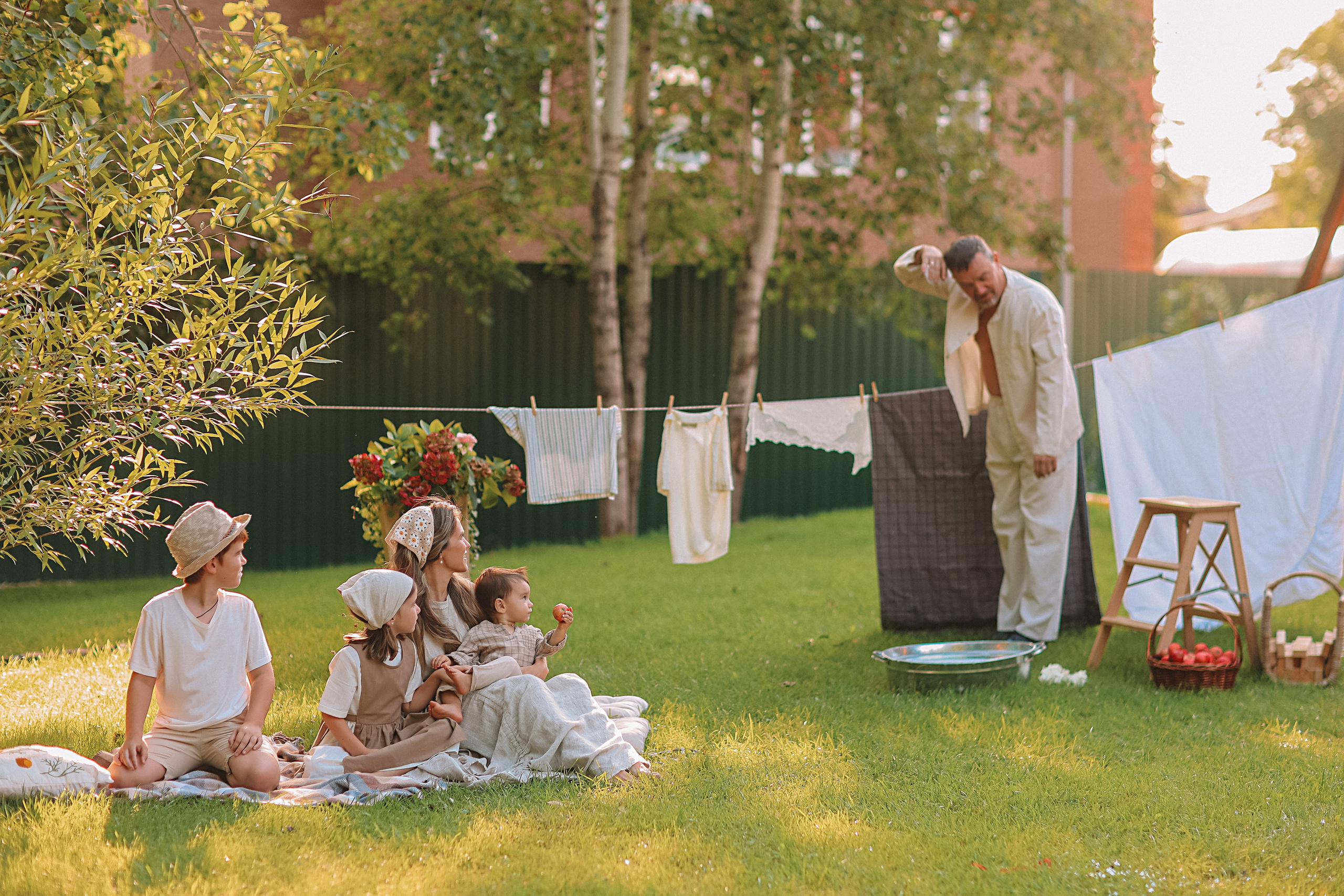 Стирка у дома. Семейный фотограф Тюмень, фотограф на роды Салмина Мария