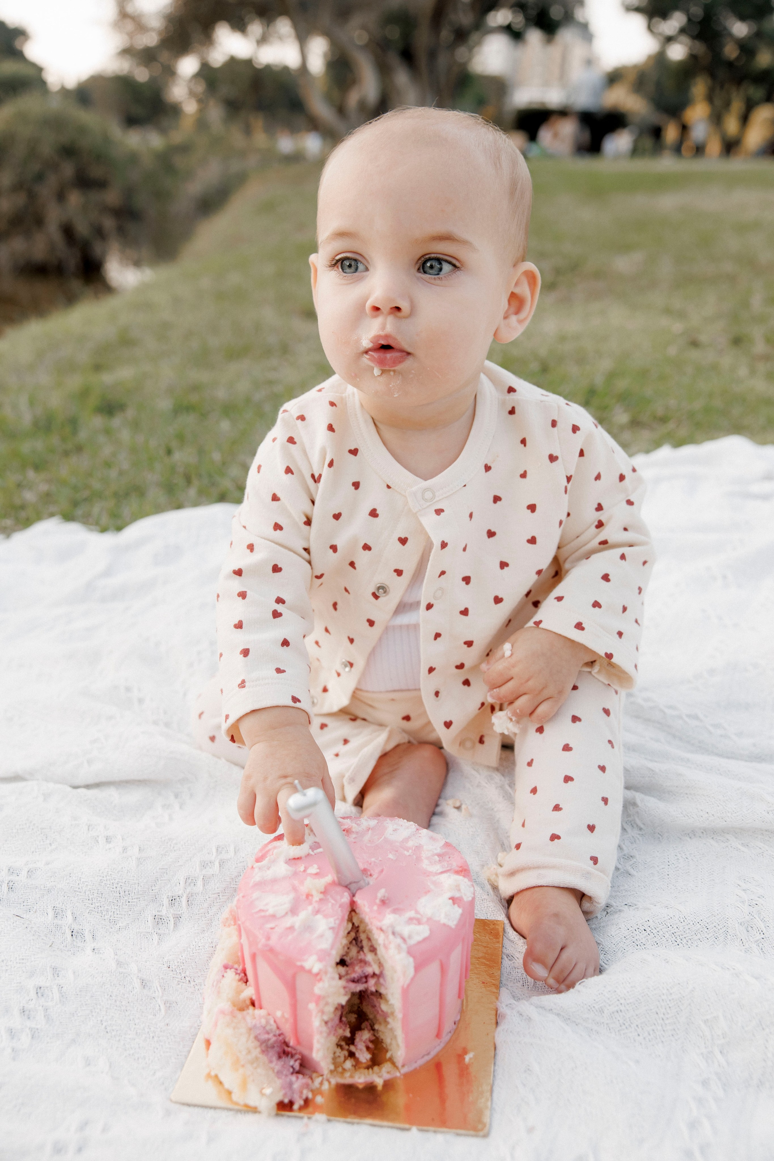 First year photoshoot inside the park (sunset). Wedding and family photographer