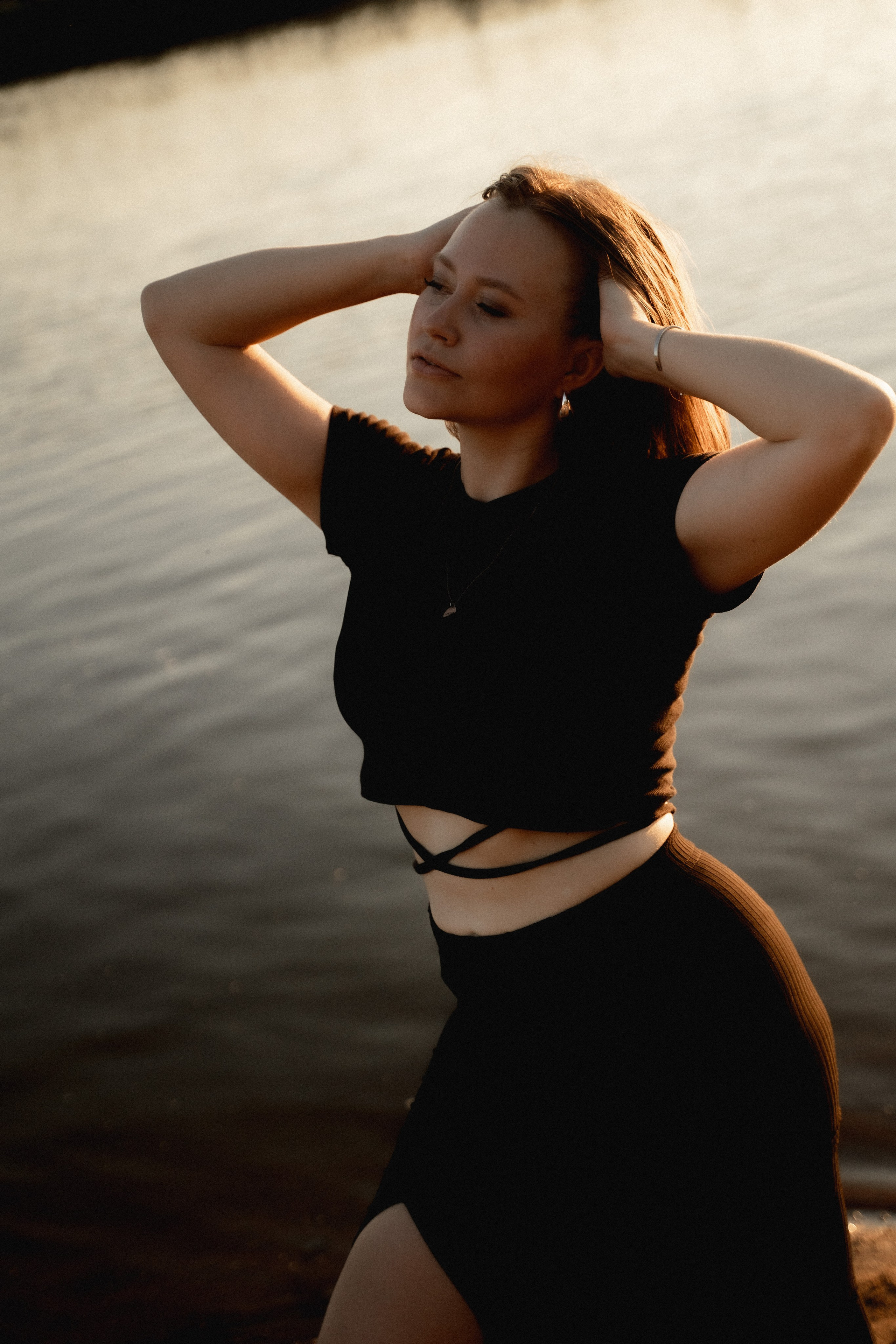 Девушки на берегу