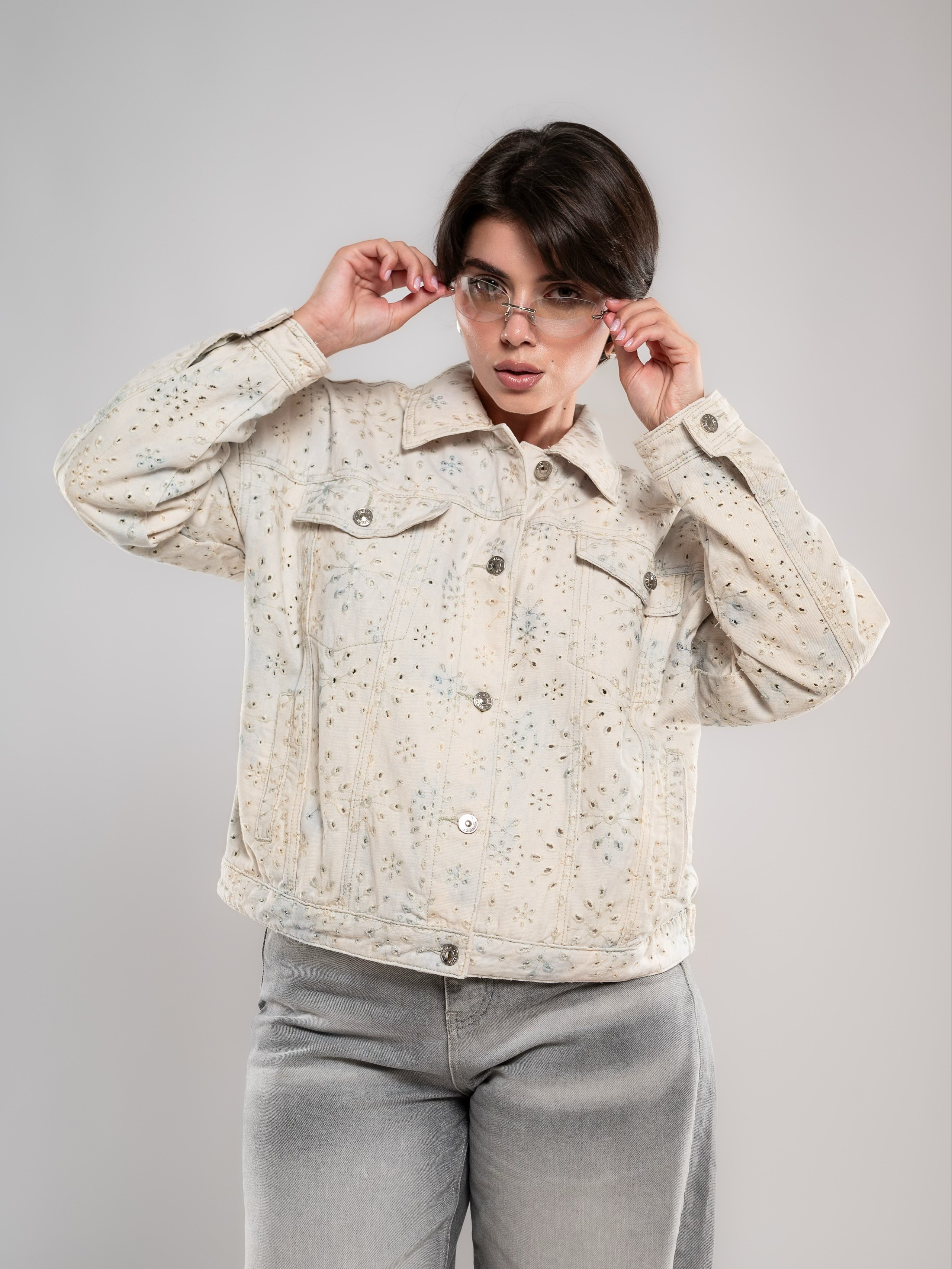 Джинсовые куртки на 2х моделях. Предметный фотограф, фото для маркетплейсов Пятигорск, КМВ