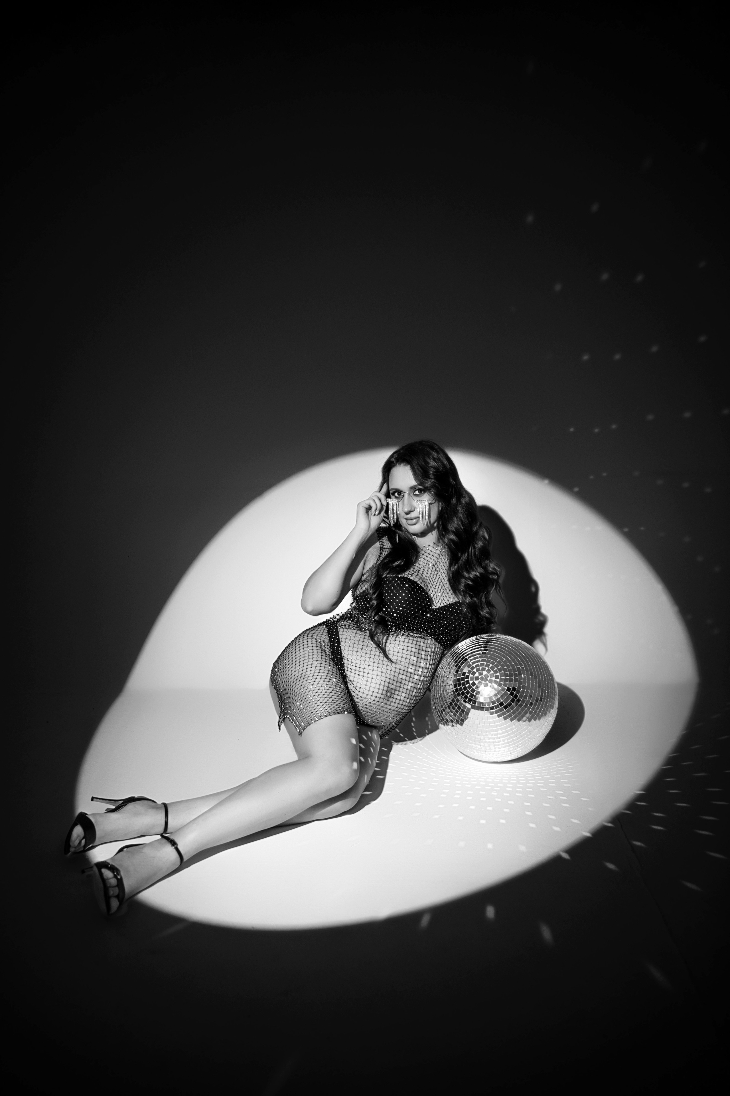 Бюстье, сетка в камнях, шляпа с тесьмой. Фотограф Анна Качан