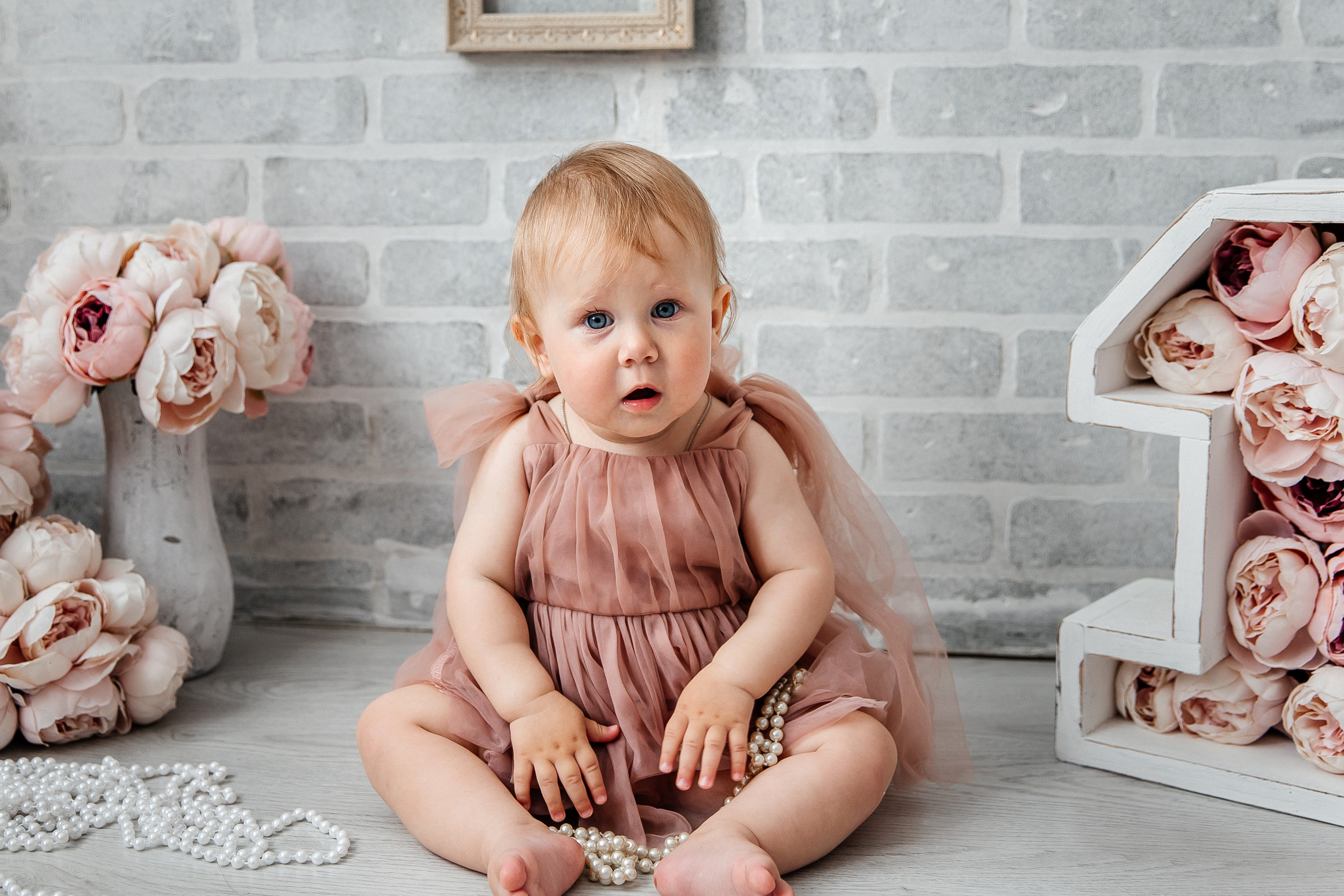 Минимализм (единичка, буквы-кубики, отдельный реквизит на фоне). Детский фотограф, выпускные альбомы в Нижнем Новгороде Бодягина Мария