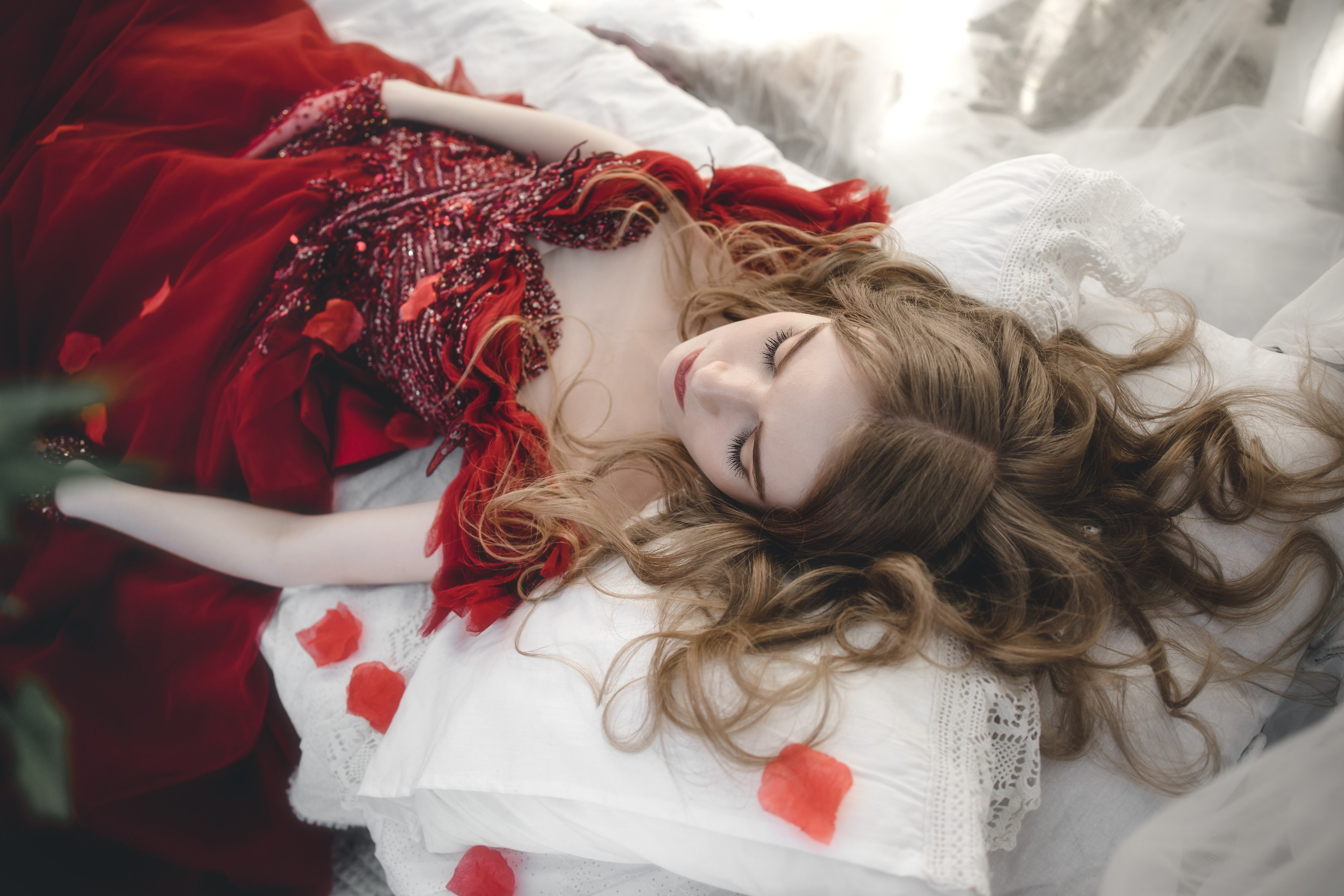 Сказочная фотосессия косплей арт красное платье девушка. Фотограф в Москве Мухина Ирина