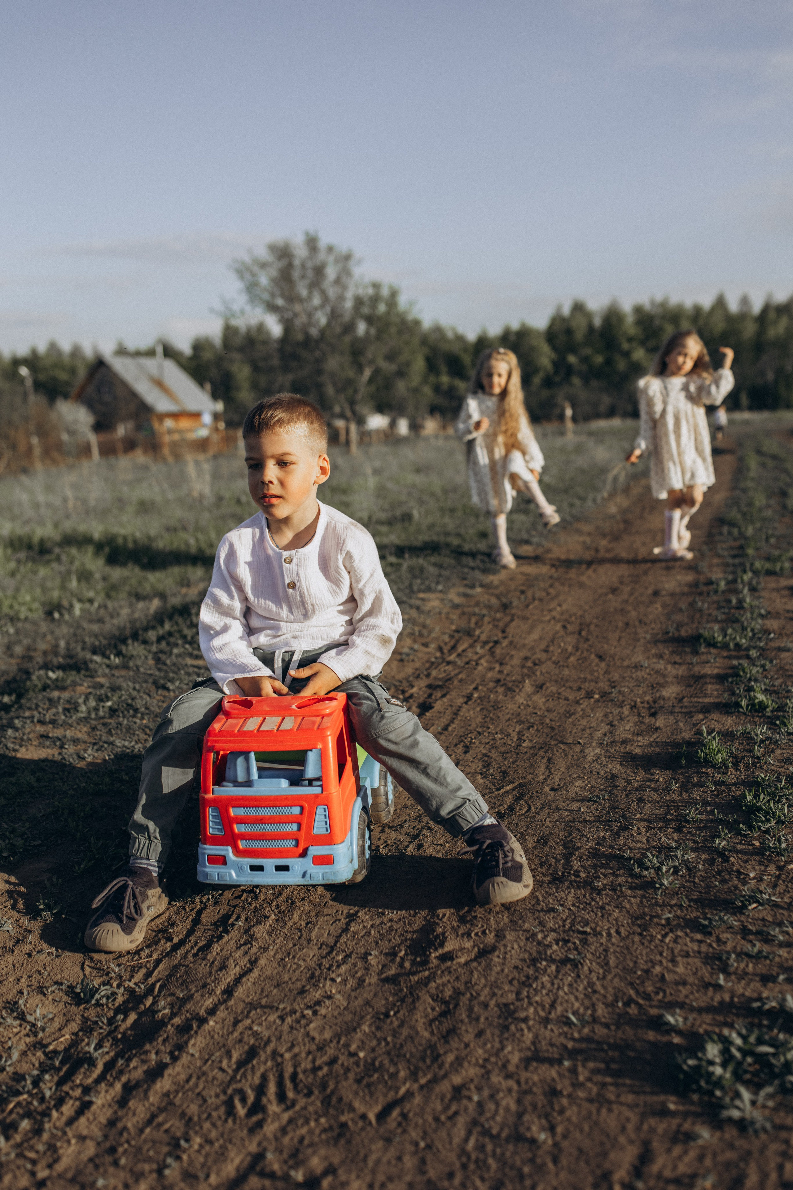 Саша, Миша, Вера и Вика летняя прогулочная съёмка. Семейный фотограф lifestyle в Новосибирске Елена Шпилевая