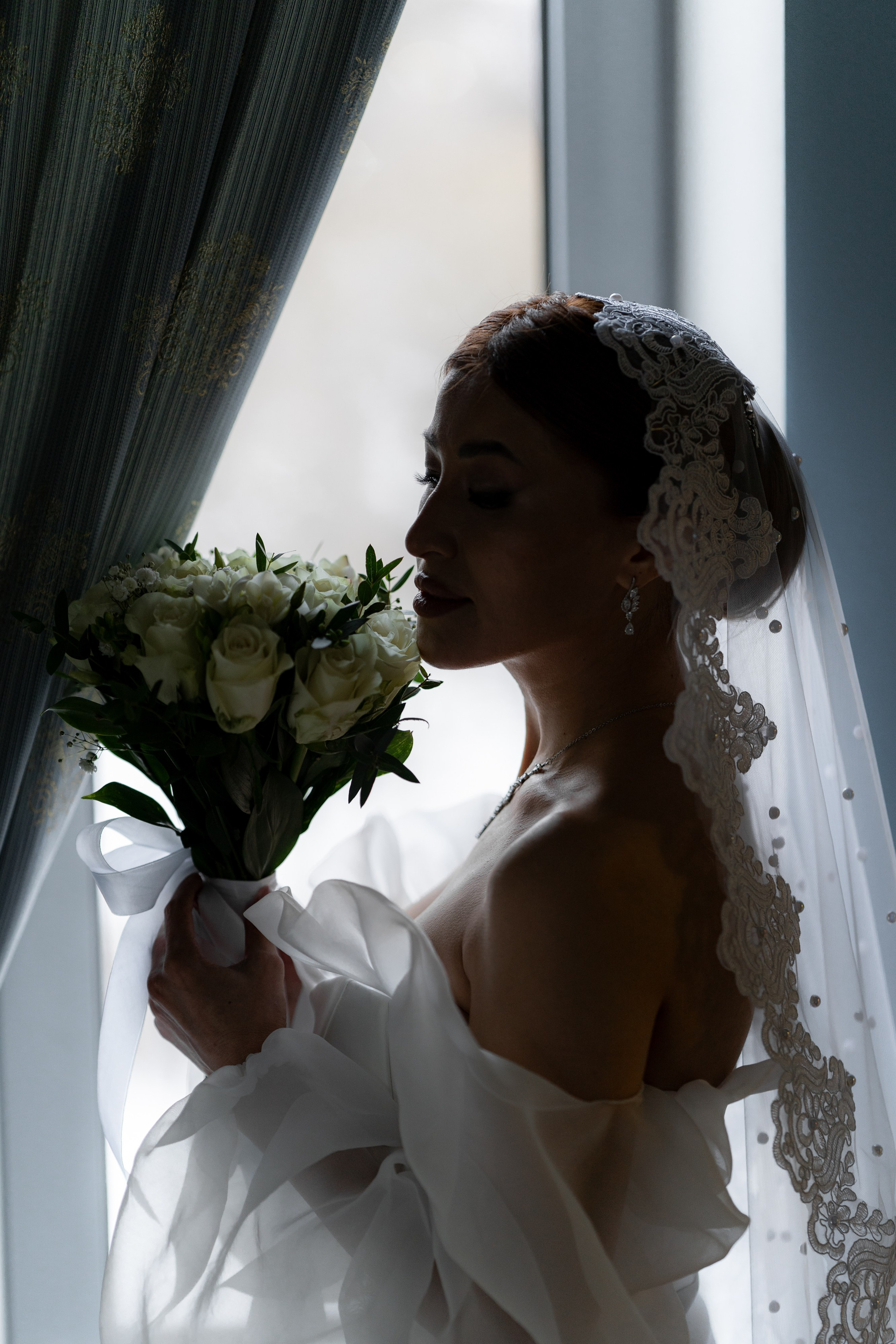 Свадебные фотосессии во дворцах и ЗАГСах Санкт- Петербурга. Свадебный фотограф Александр Невский в Санкт-Петербурге