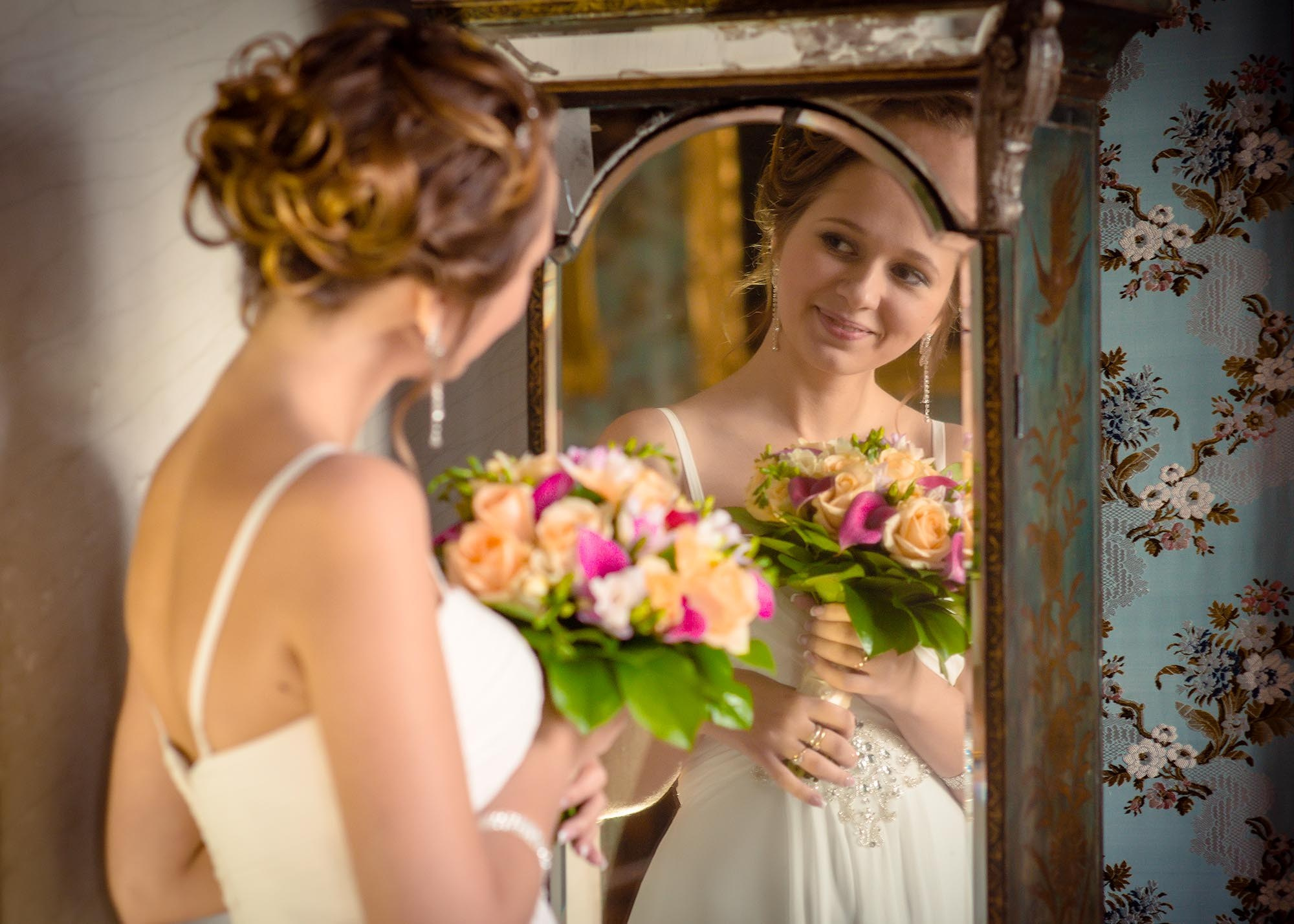 Свабедная фотосессия после ЗАГСа в Кусково для Арины и Романа. Фотограф Москва