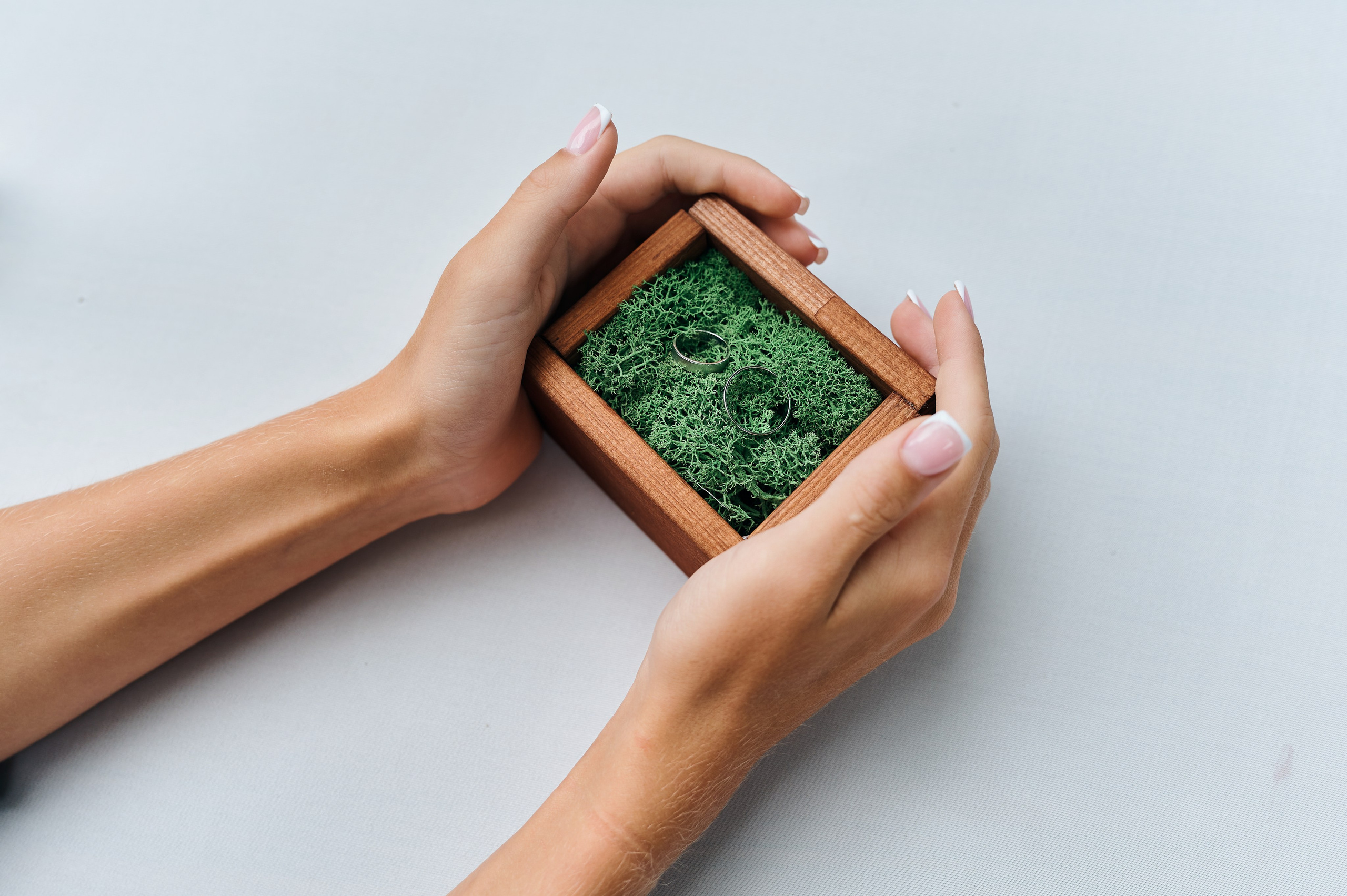 Пара в интерьере, нежный момент встречи, документальный фотограф