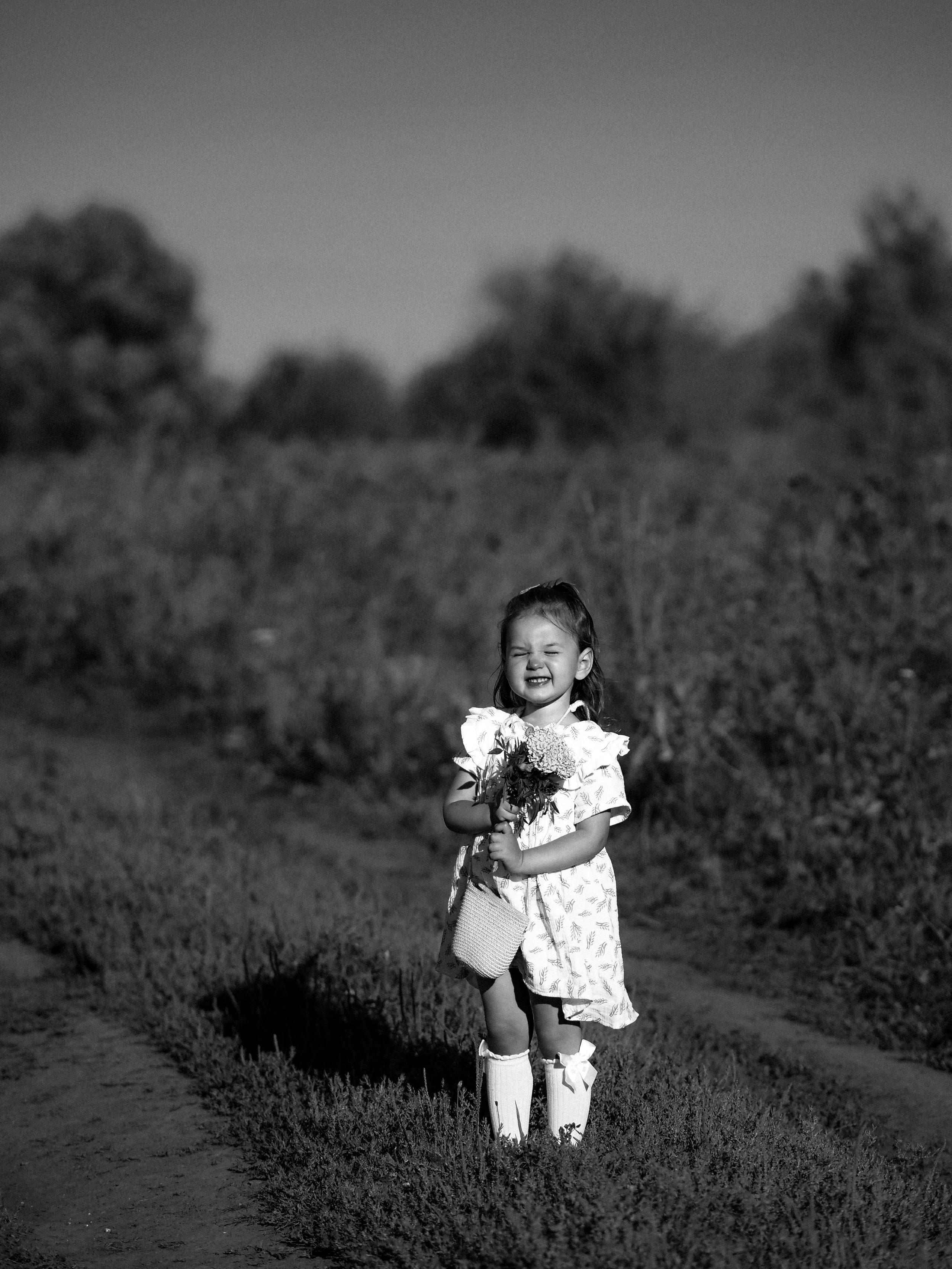 Гоняться по полю на тачке с мамой и папой. Обижаться. Смеяться. Фотограф Рязань. Семейный Свадебный фотограф