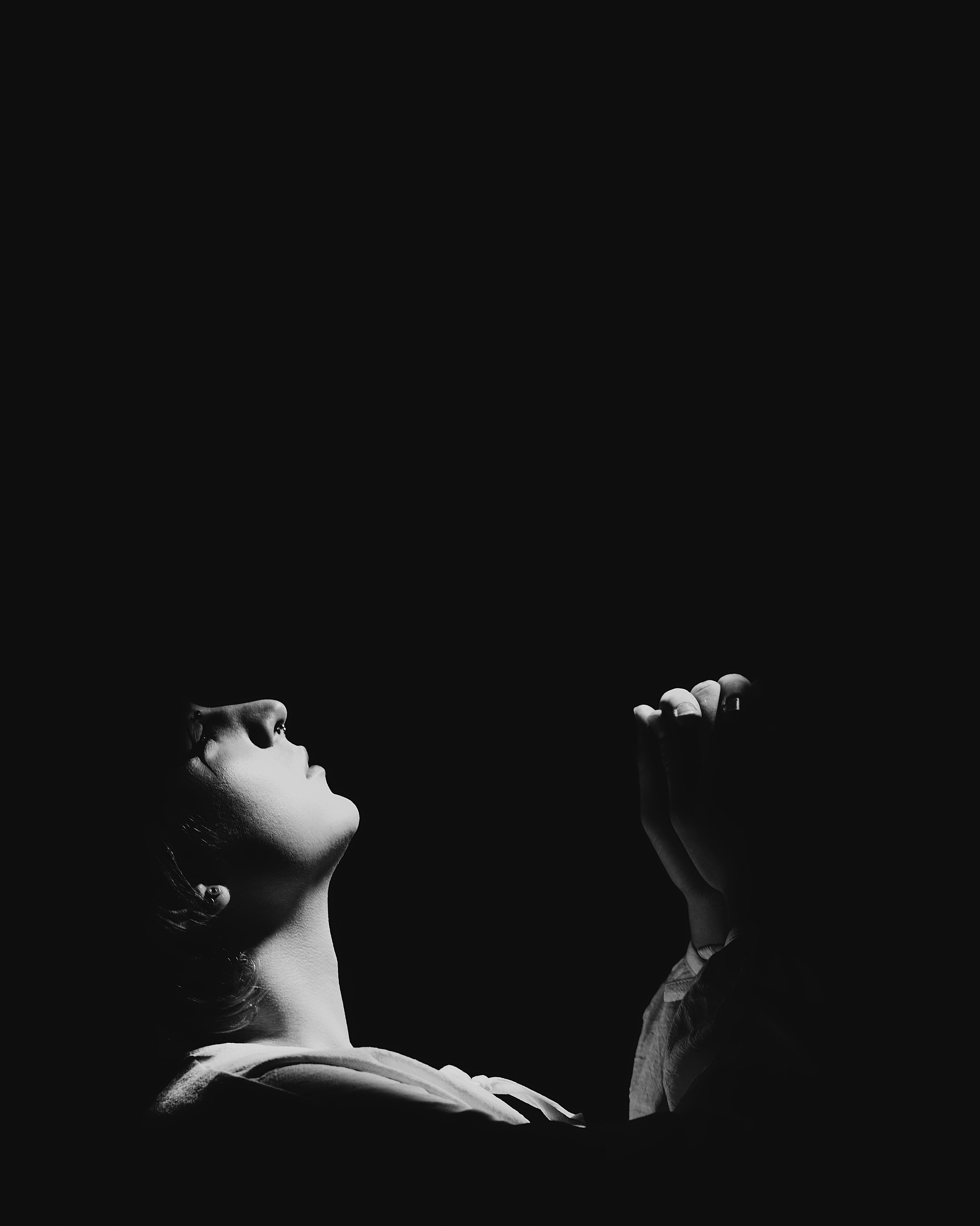 Фотограф Александра Овечкина (Пенза): драматичный профиль парян в низком ключе, нуарная эстетика и глубокие тени.