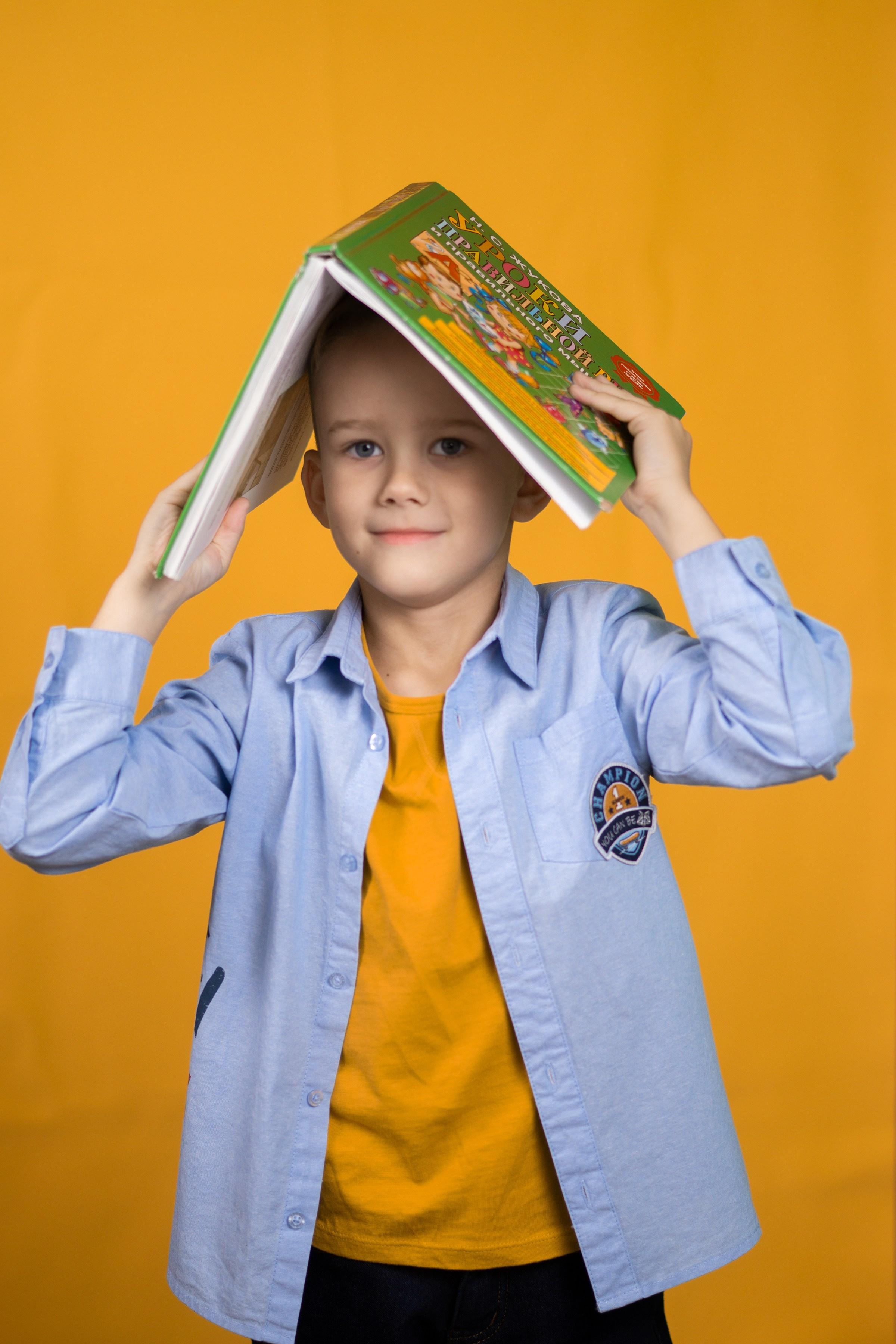 Портреты на желтом фонее. Ольга Плаксина фотограф в Саратове