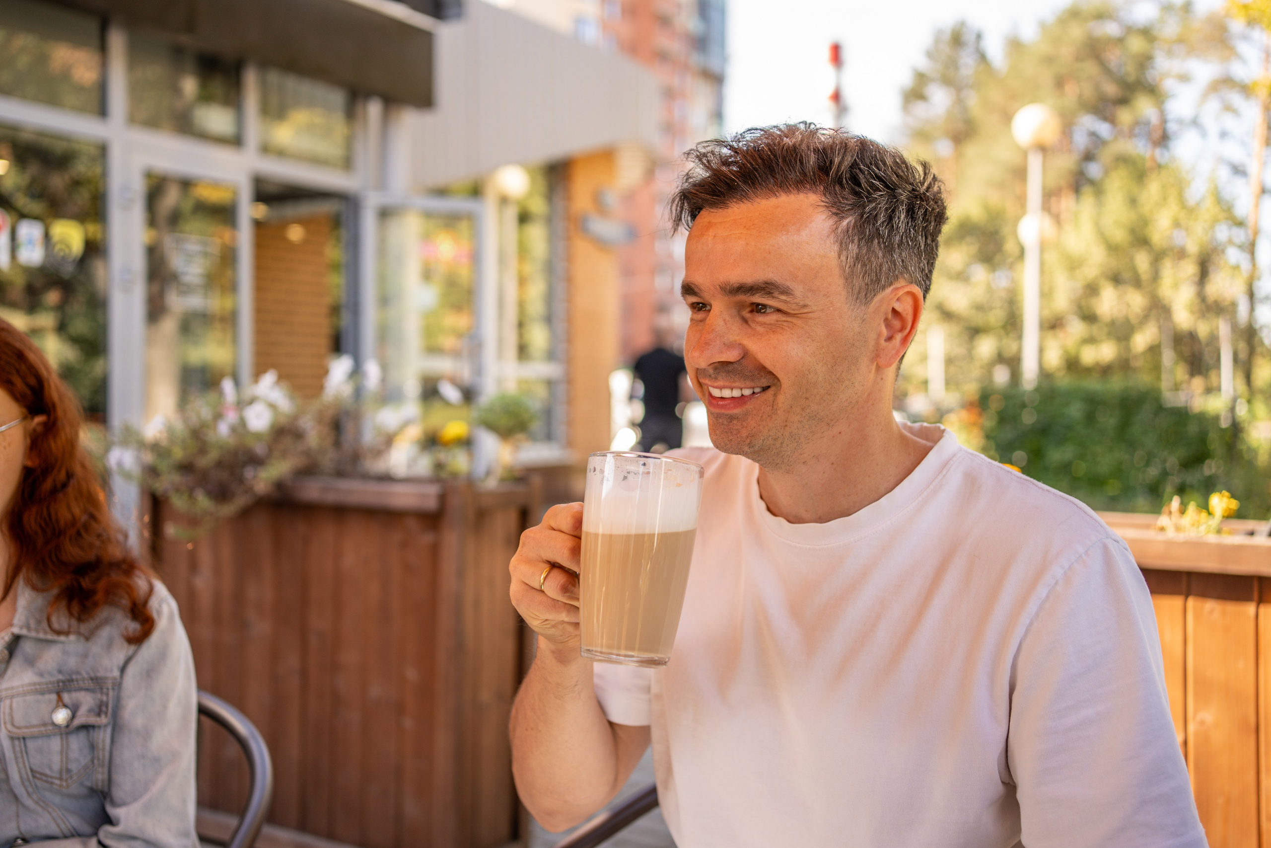 Мужчина пьет кофе в кафе