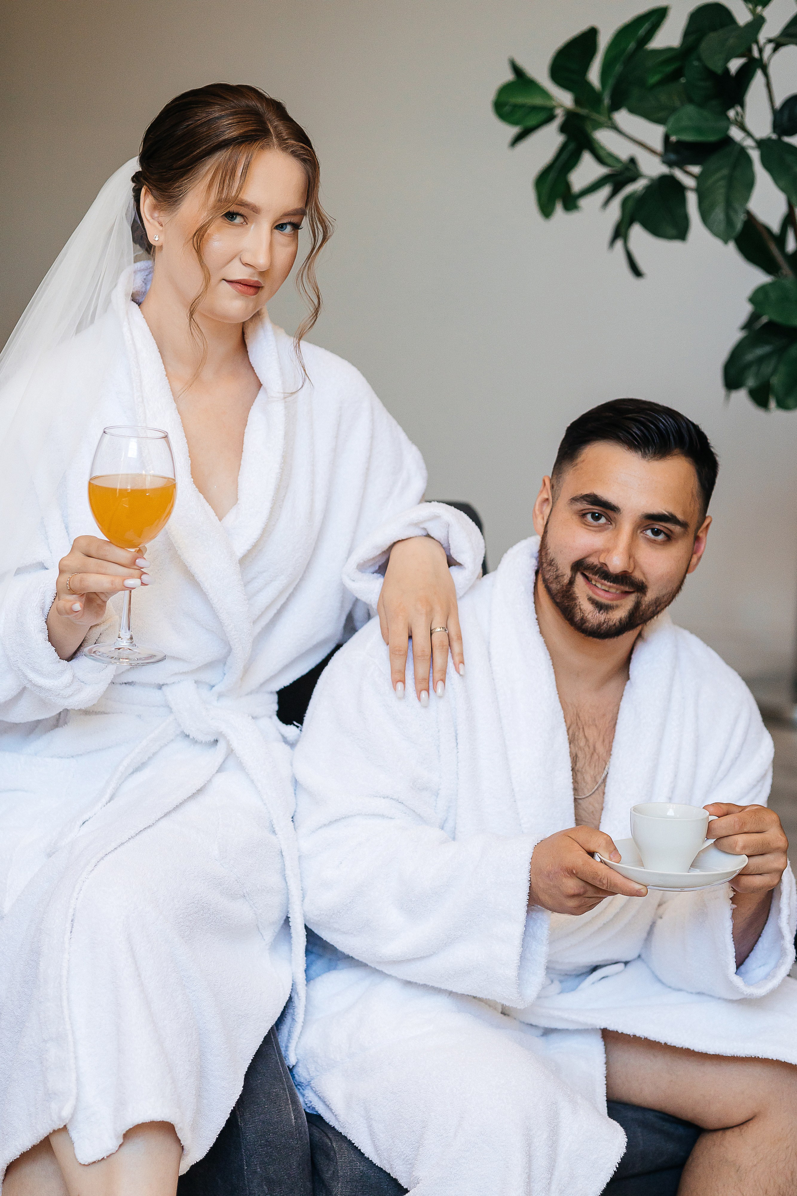 Свадебная фотосессия пары в номере отеля. Олег Сверчков | Свадебный фотограф Вологда