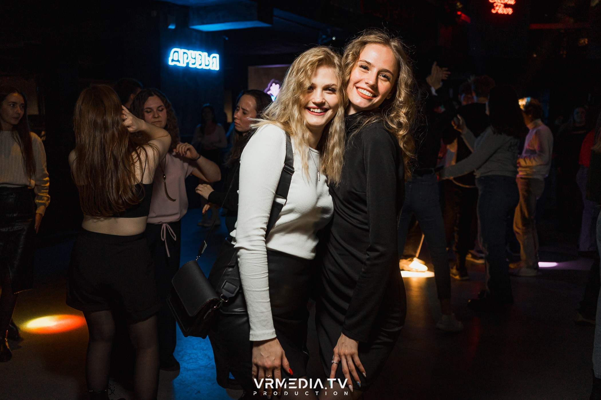 Бумажный дом в баре «Друзья»