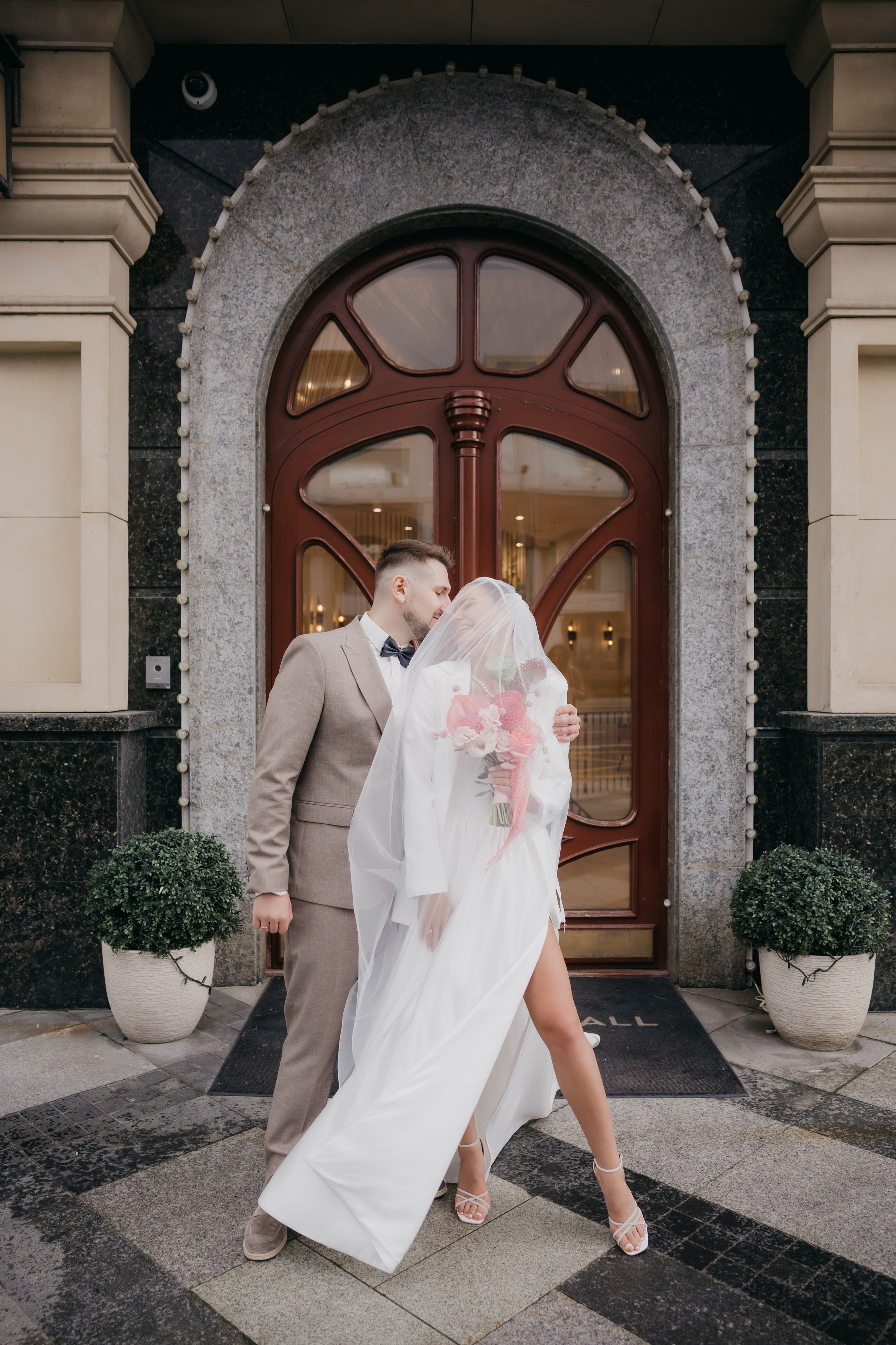 Свадебная фотосессия в отеле Soluxe Hotel Moscow. Свадебный фотограф в Москве Екатерина Гусева