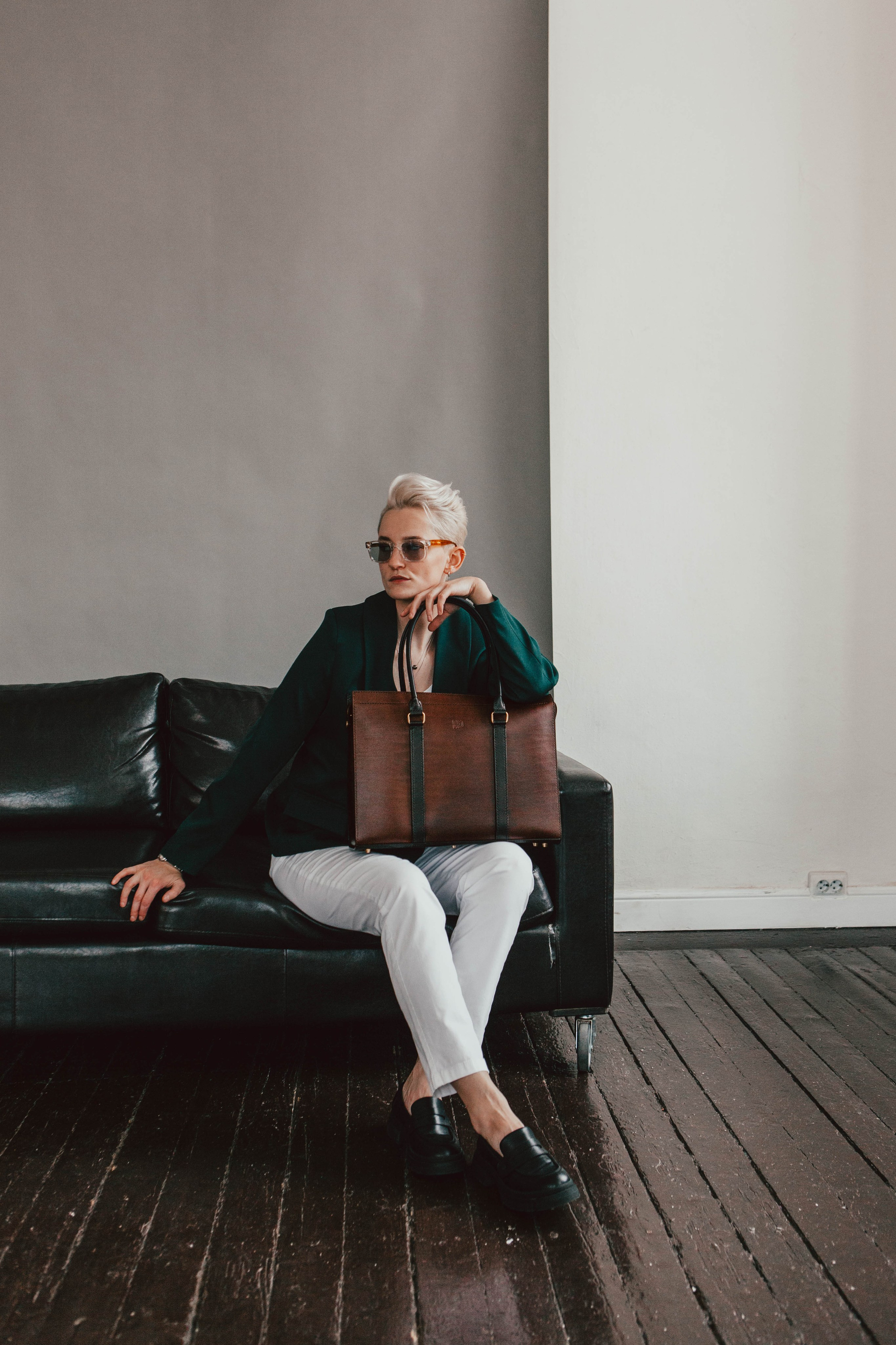 Анна Гречаная и изделие Дана Настаса 💼. Фотограф Ольга Крукле