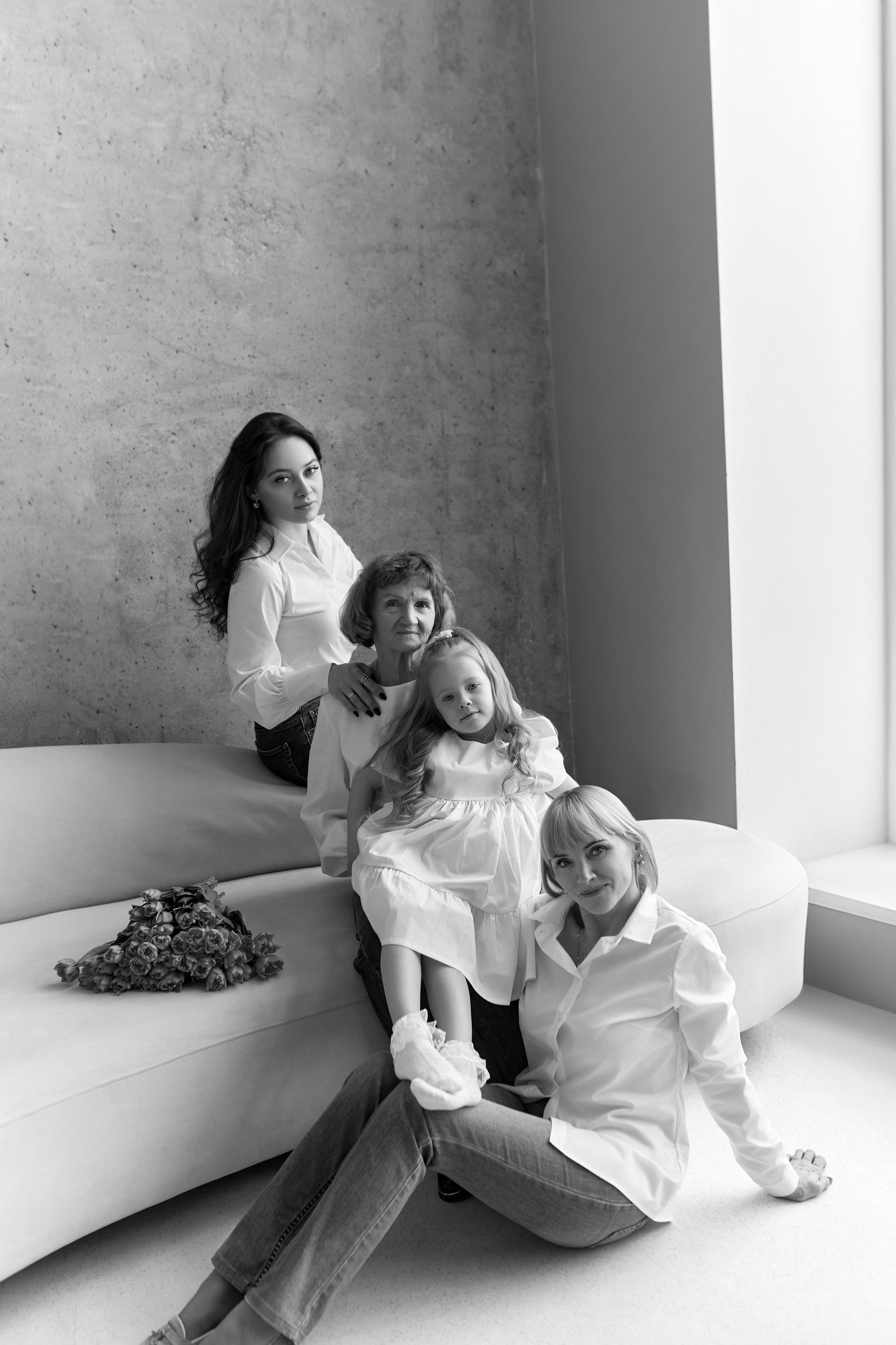 Семейная съемка в фотостудии. Сестры Карабаза. Фотографы и ретушеры в Москве и Санкт-Петербурге