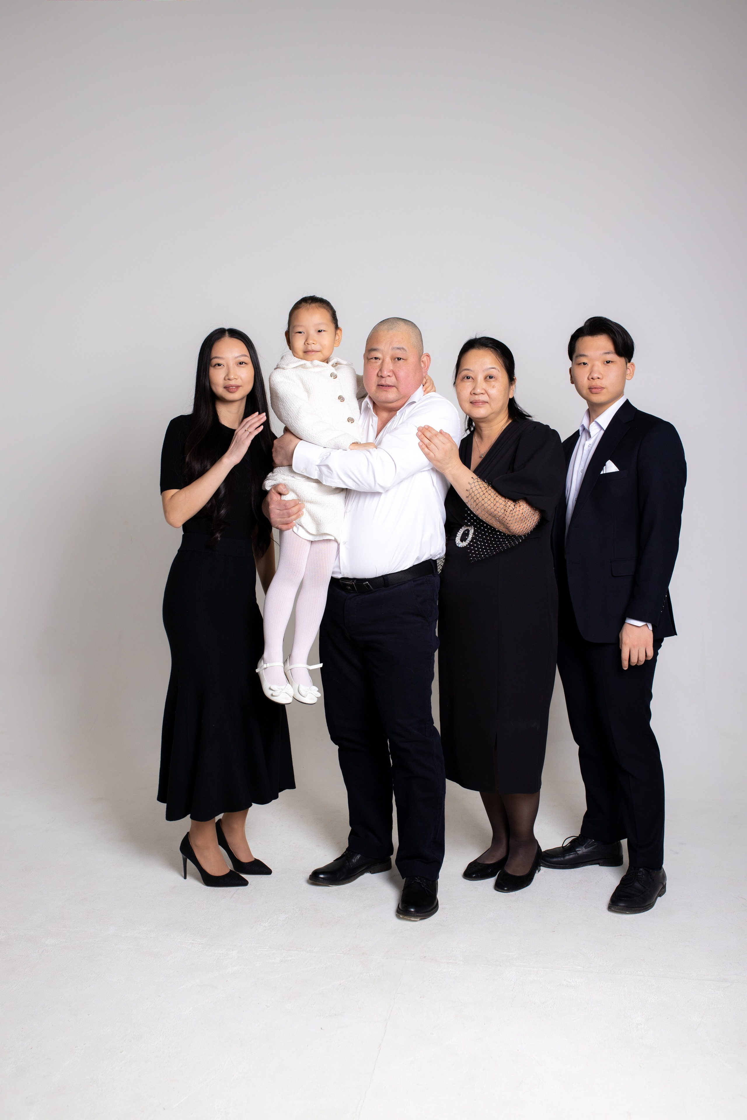 Семейная фотосессия на циклораме с импульсным светом. Фотограф в Железнодорожном и Балашихе