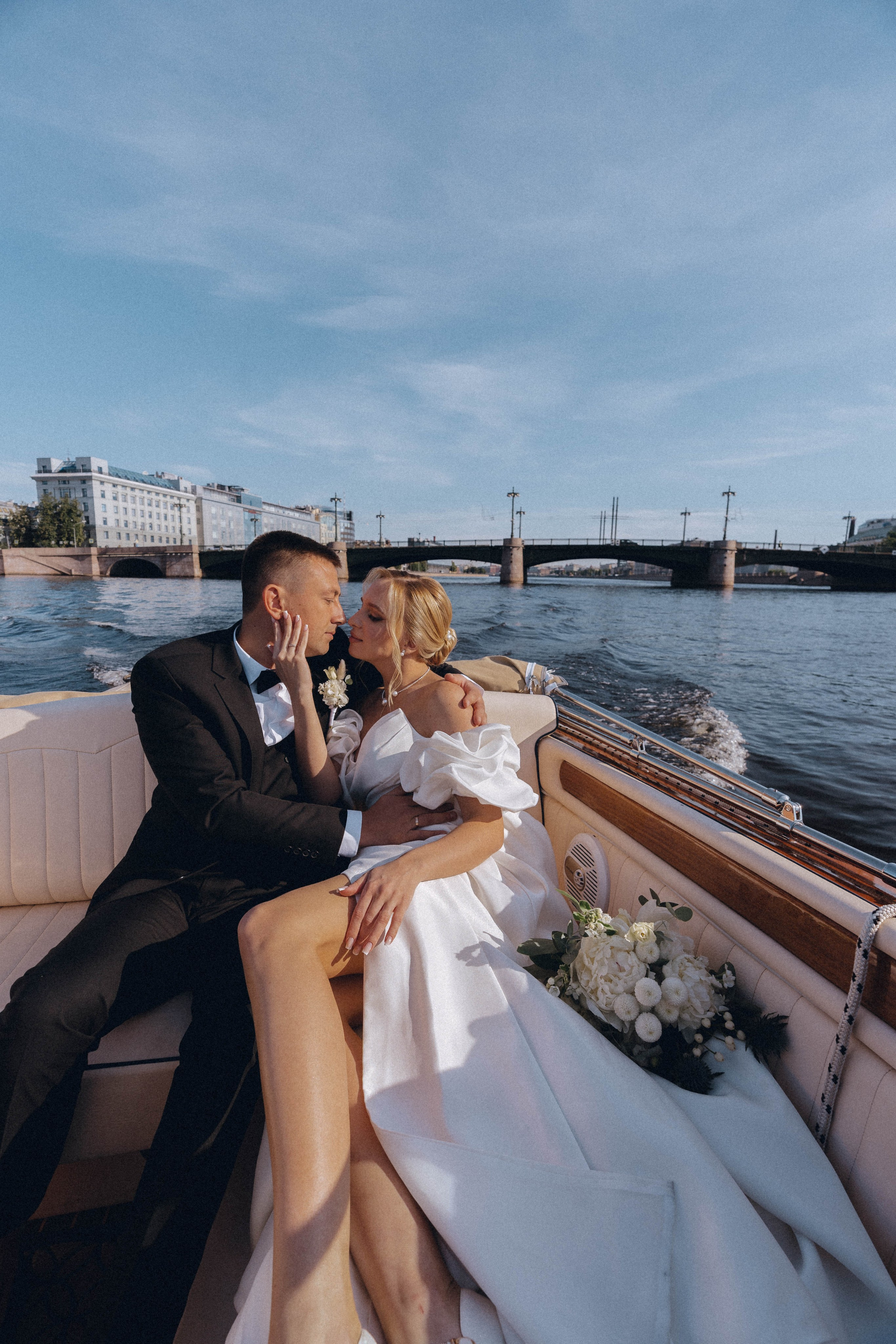 СВАДЕНБНАЯ СЬЕМКА НА КАТЕРЕ ПО КАНАЛАМ САНКТ-ПЕТЕРБУРГА И В АКВАТОРИИ НЕВЫ. Профессиональный фотограф, Санкт-Петербург — Виктория Богомолова