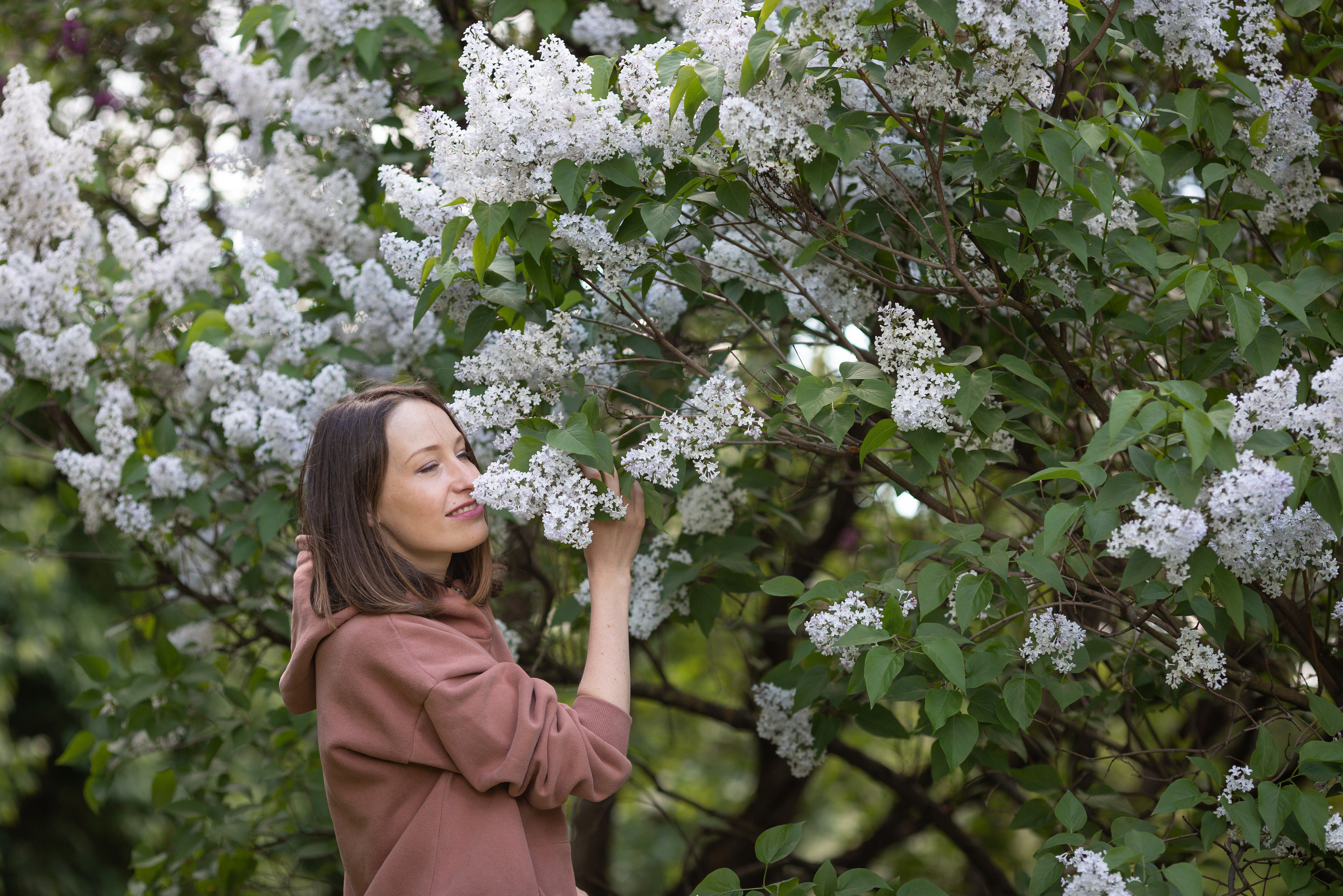 Семейная фотосессия в цветении. Свадебные фотографы в Москве: Денис и Елена Пройдовы