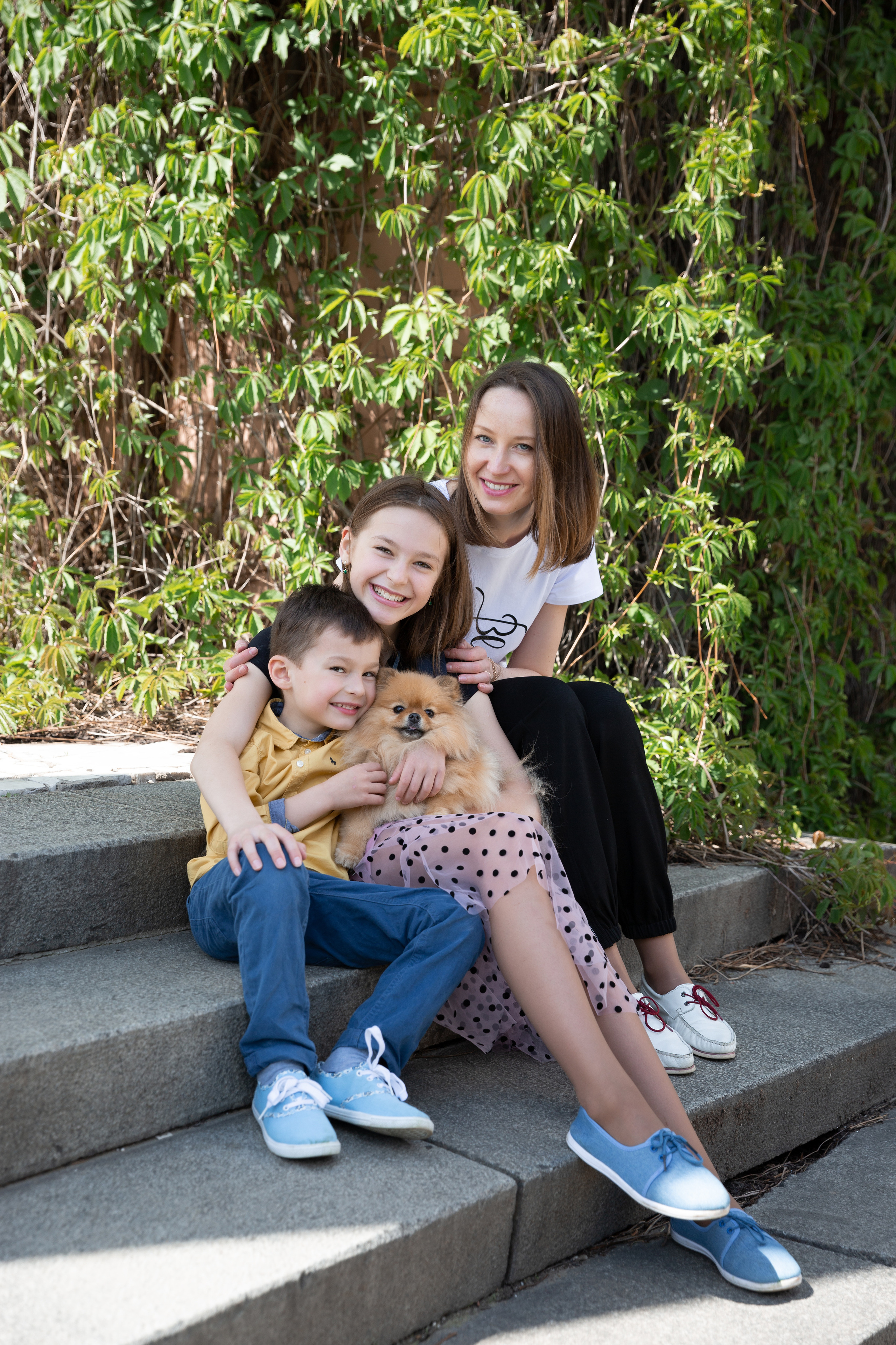 Семейная фотосессия в цветении. Свадебные фотографы в Москве: Денис и Елена Пройдовы
