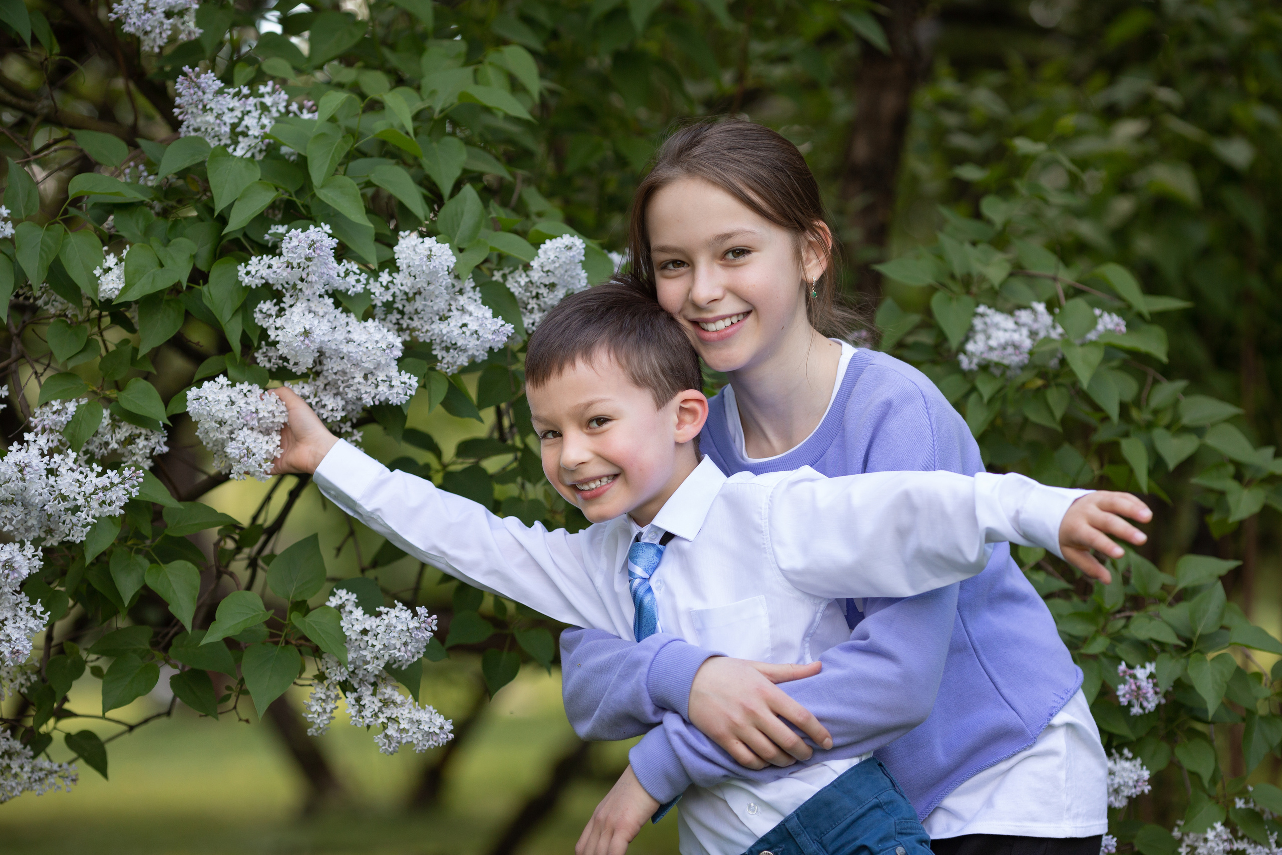Семейная фотосессия в цветении. Свадебные фотографы в Москве: Денис и Елена Пройдовы