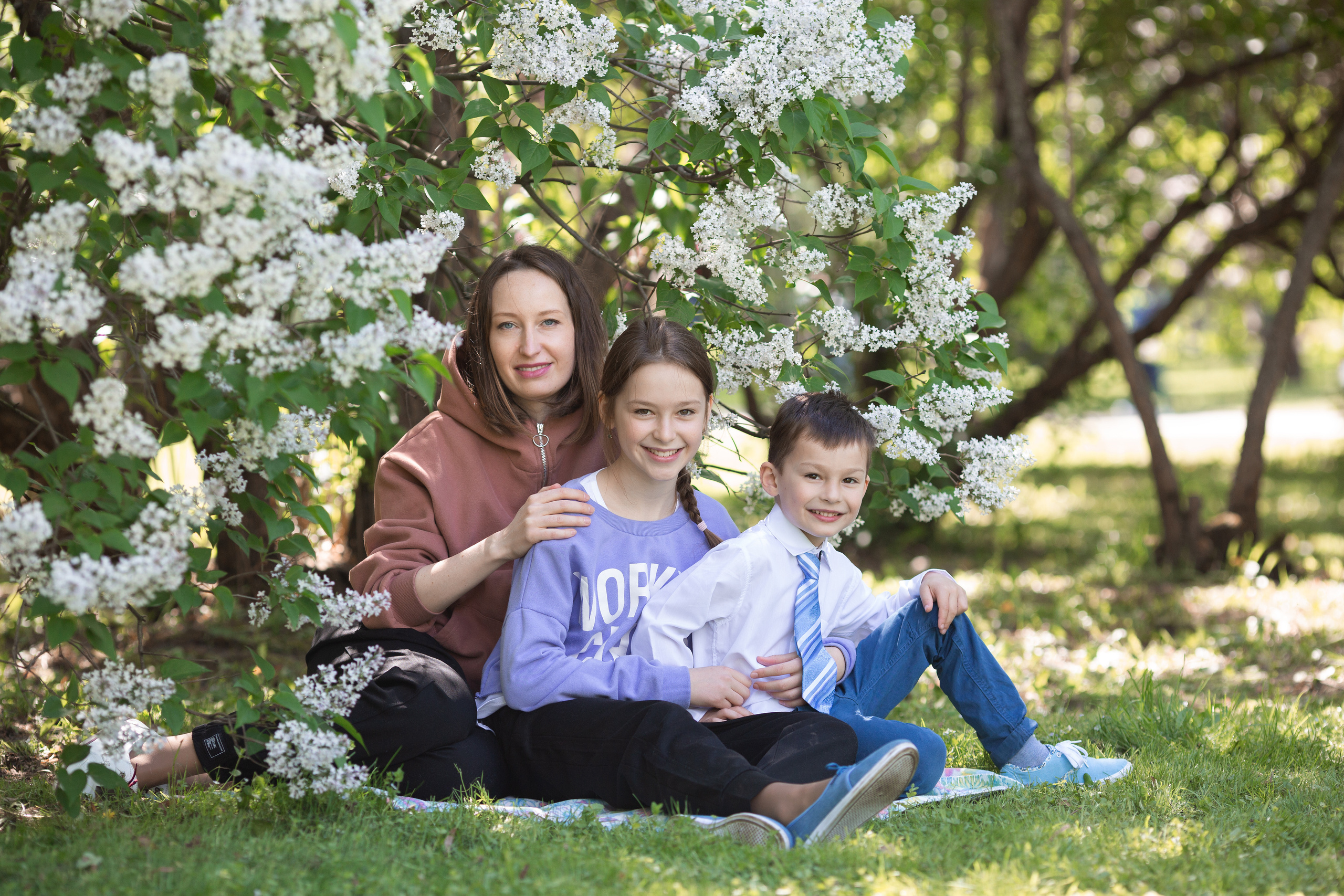 Семейная фотосессия в цветении. Свадебные фотографы в Москве: Денис и Елена Пройдовы