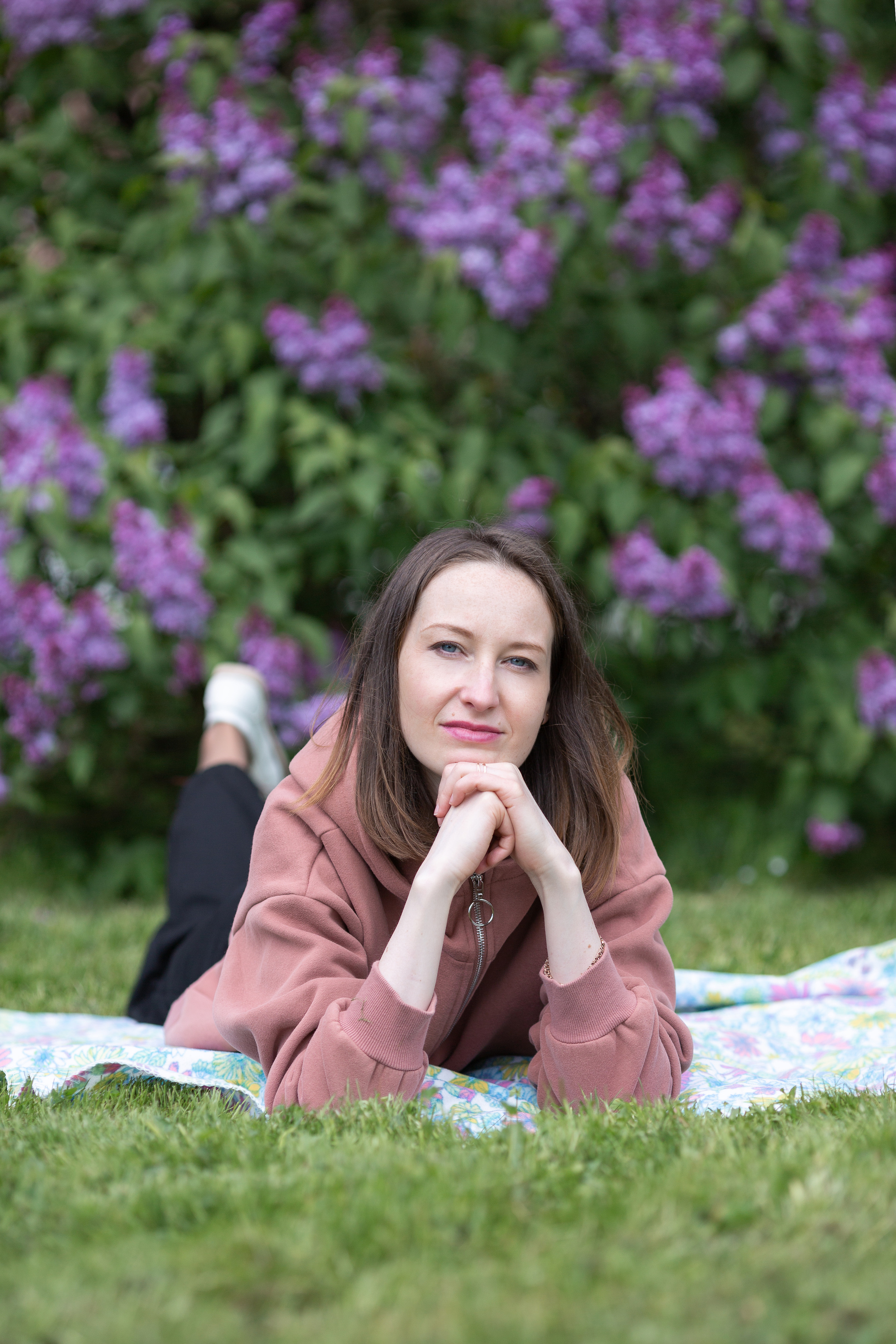 Семейная фотосессия в цветении. Свадебные фотографы в Москве: Денис и Елена Пройдовы