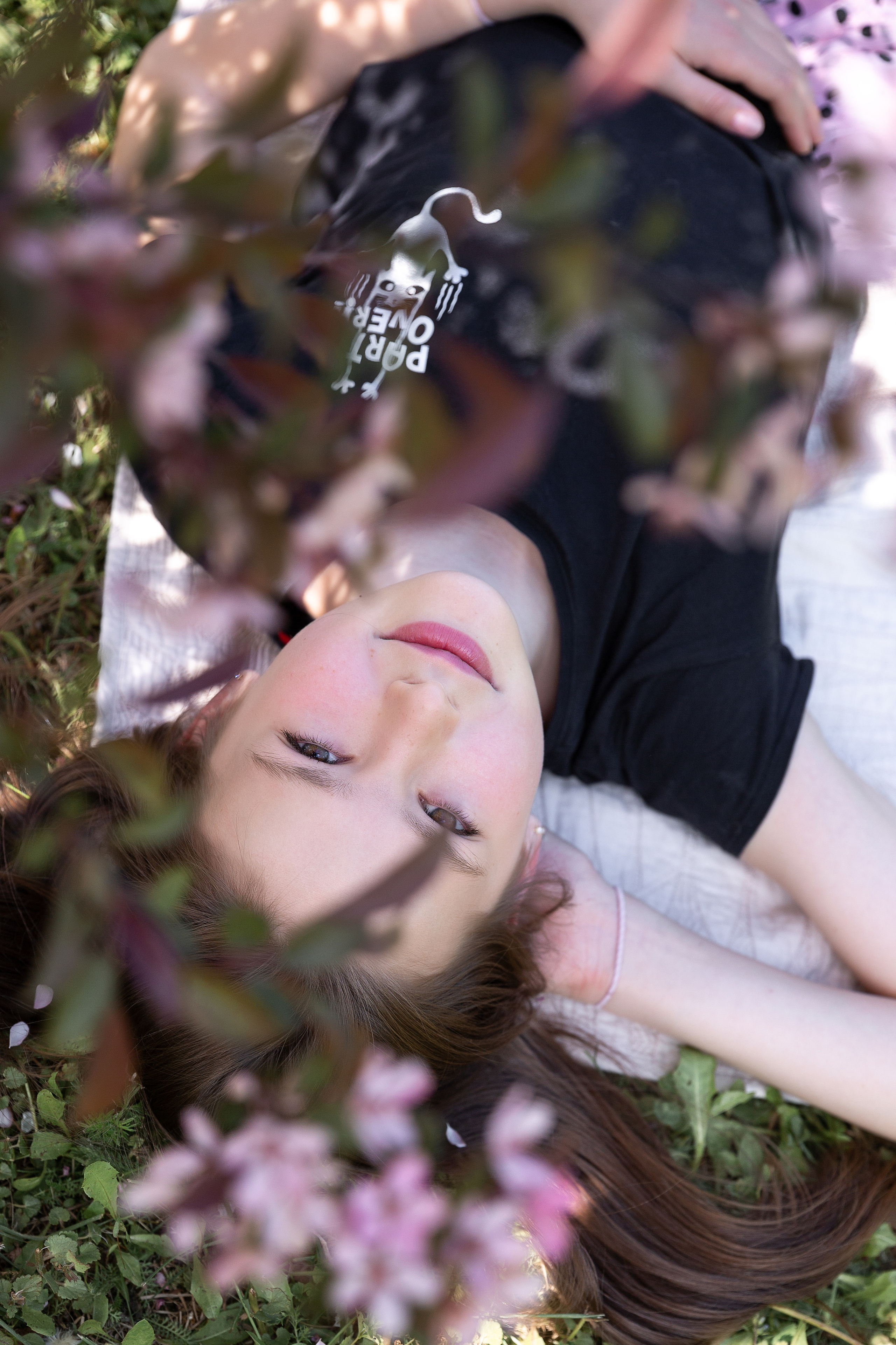 Семейная фотосессия в цветении. Свадебные фотографы в Москве: Денис и Елена Пройдовы