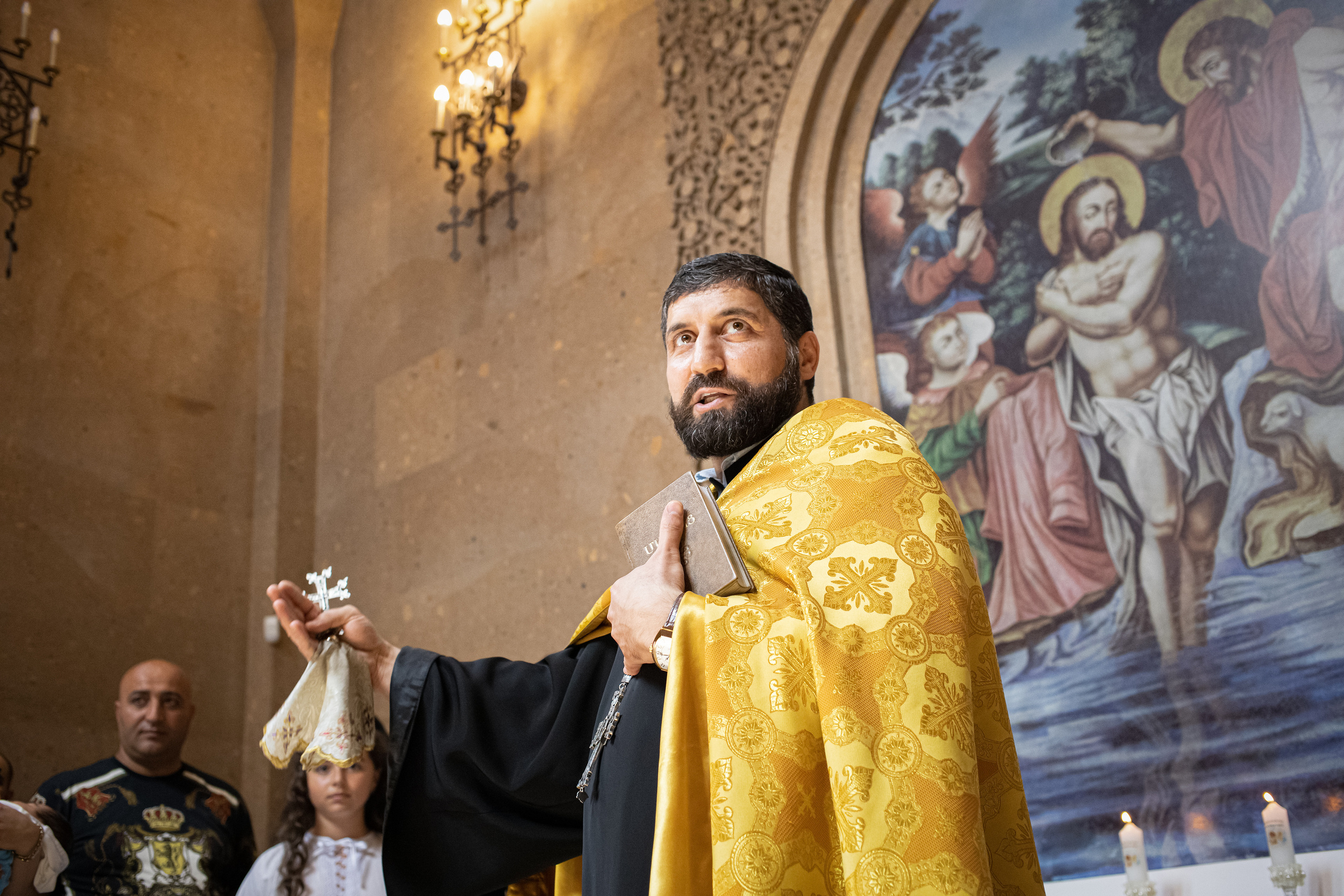 Крещение в армянской церкви. Свадебные фотографы в Москве: Денис и Елена Пройдовы