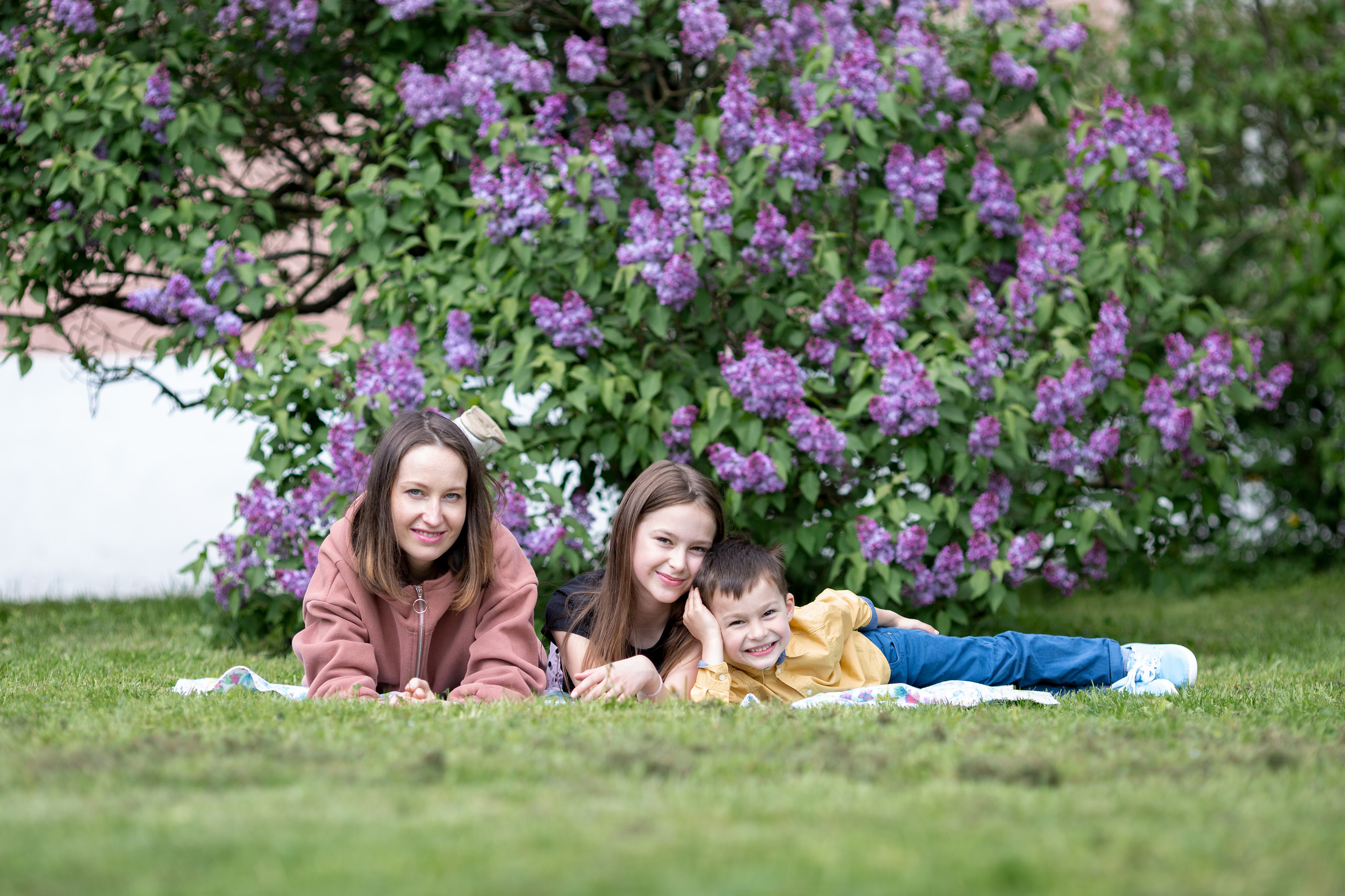 Семейная фотосессия в цветении. Свадебные фотографы в Москве: Денис и Елена Пройдовы