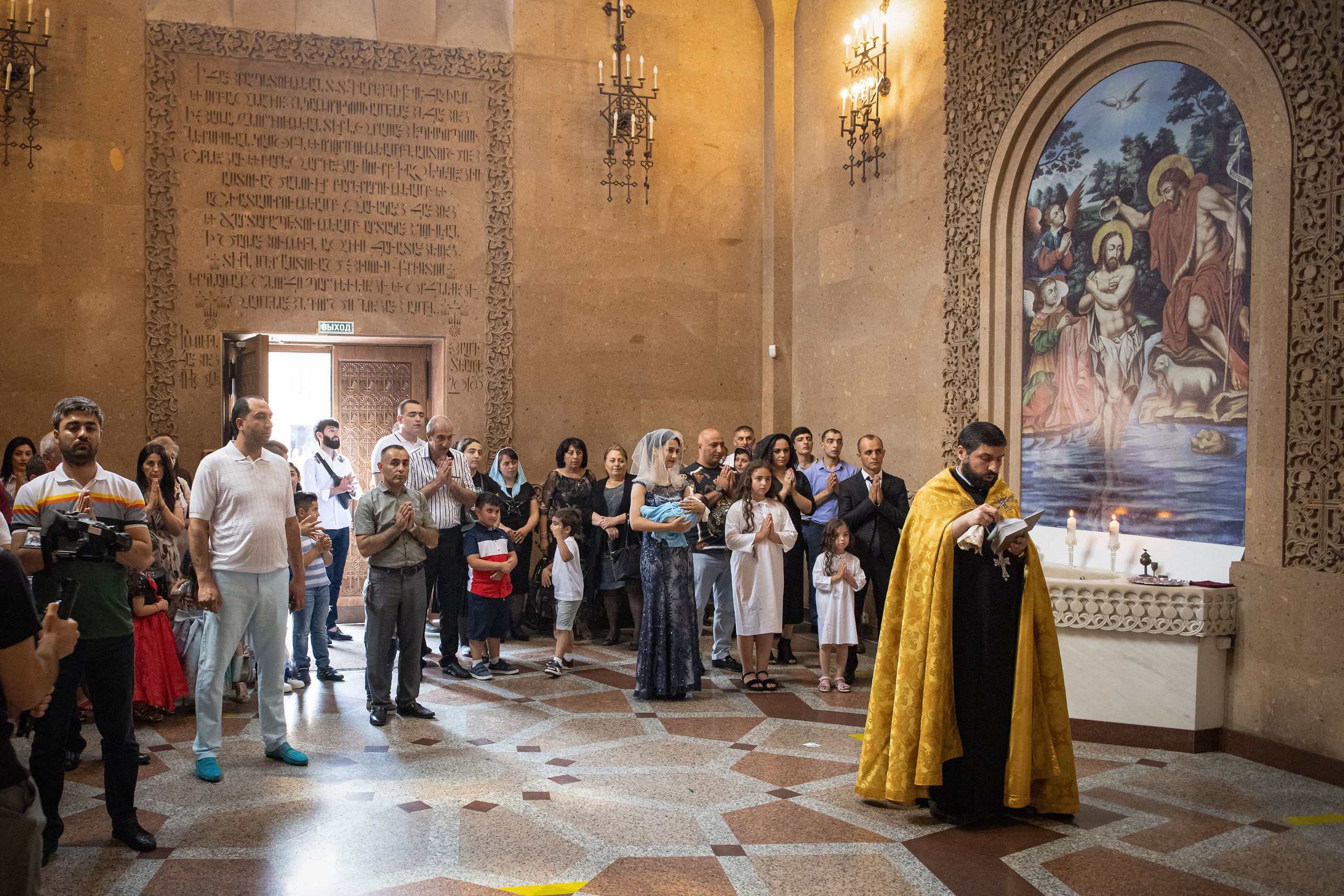 Крещение в армянской церкви. Свадебные фотографы в Москве: Денис и Елена Пройдовы
