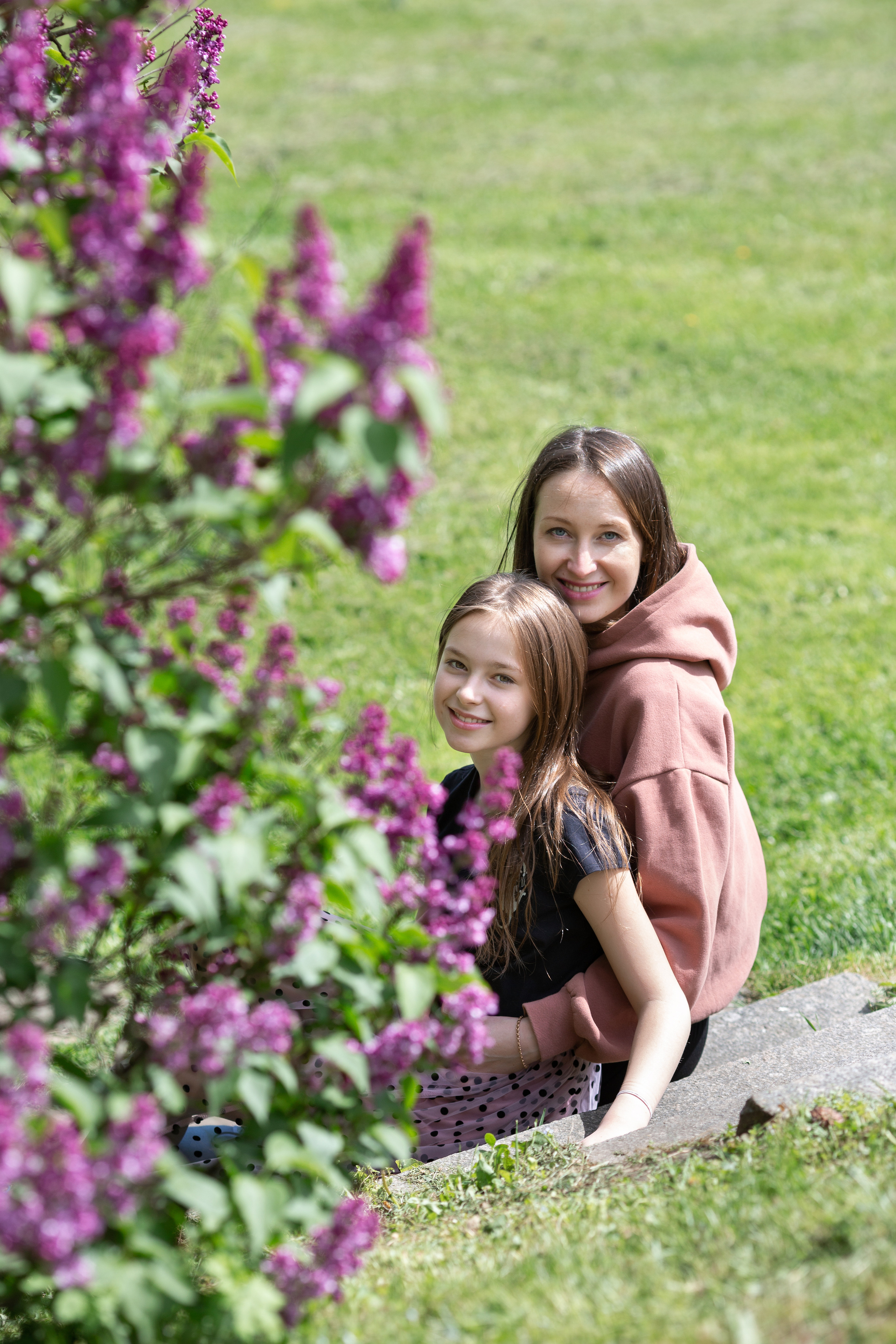 Семейная фотосессия в цветении. Свадебные фотографы в Москве: Денис и Елена Пройдовы