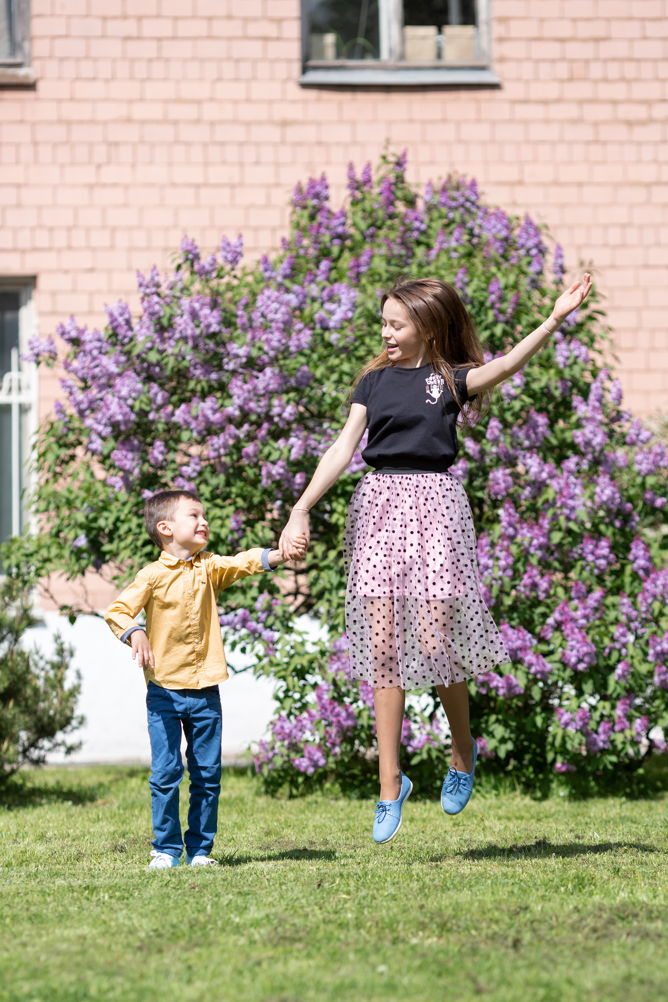 Семейная фотосессия в цветении. Свадебные фотографы в Москве: Денис и Елена Пройдовы