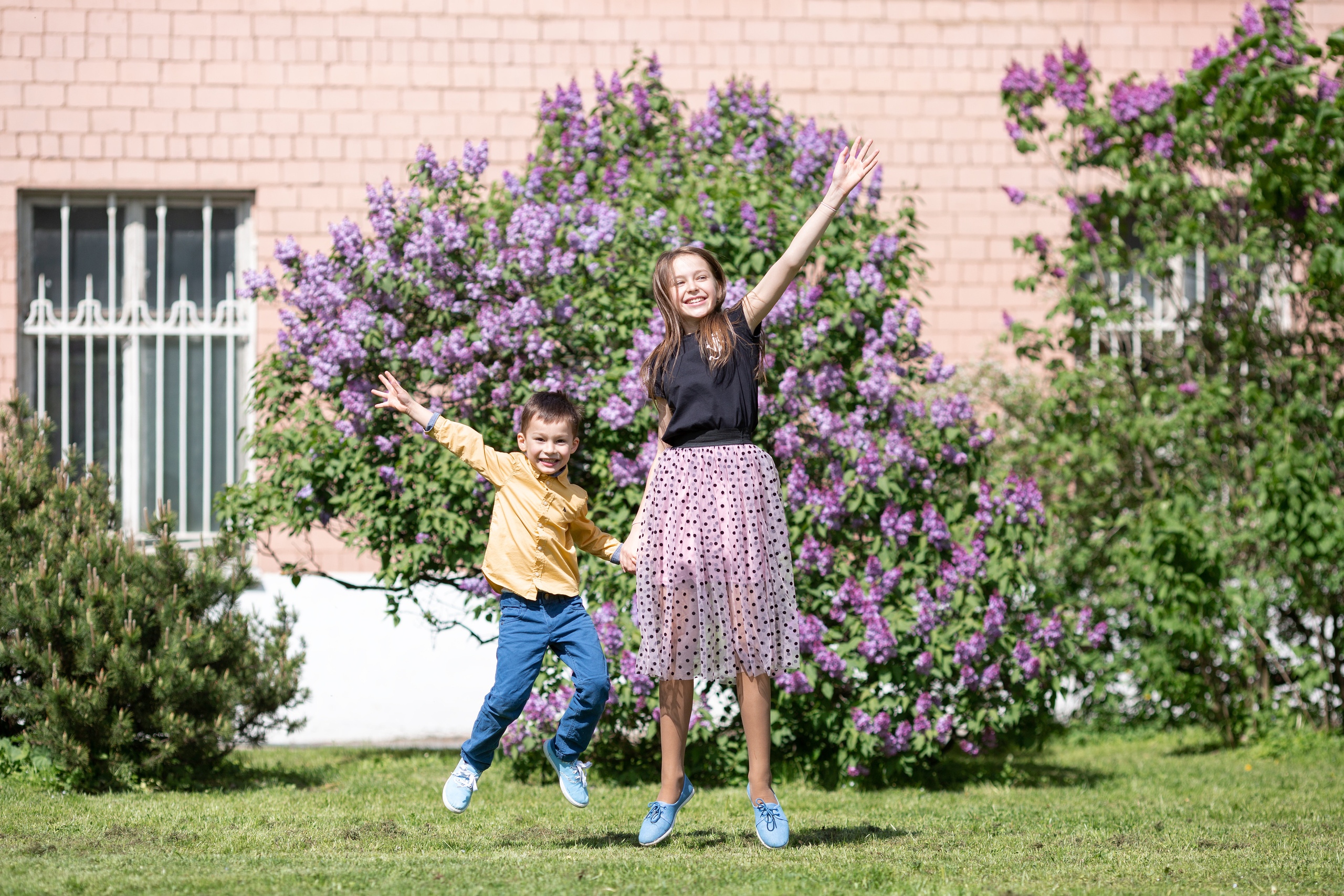 Семейная фотосессия в цветении. Свадебные фотографы в Москве: Денис и Елена Пройдовы