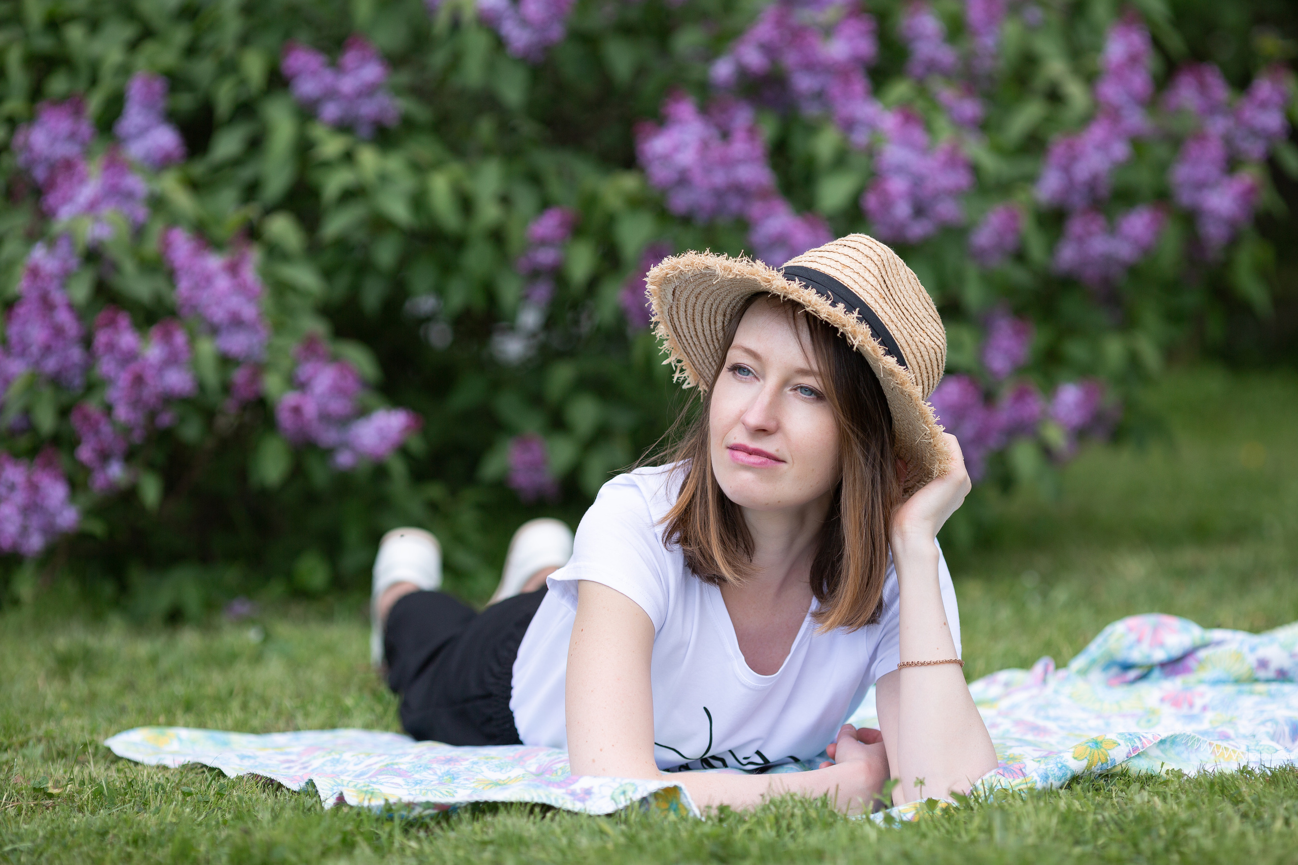 Семейная фотосессия в цветении. Свадебные фотографы в Москве: Денис и Елена Пройдовы