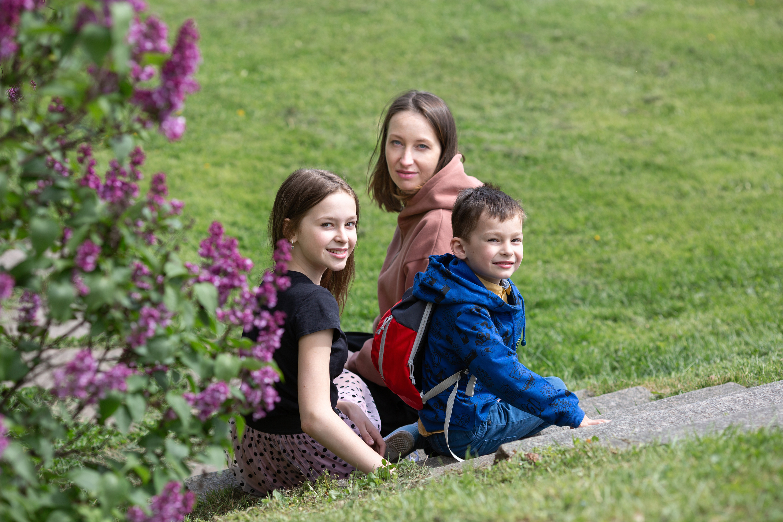 Семейная фотосессия в цветении. Свадебные фотографы в Москве: Денис и Елена Пройдовы