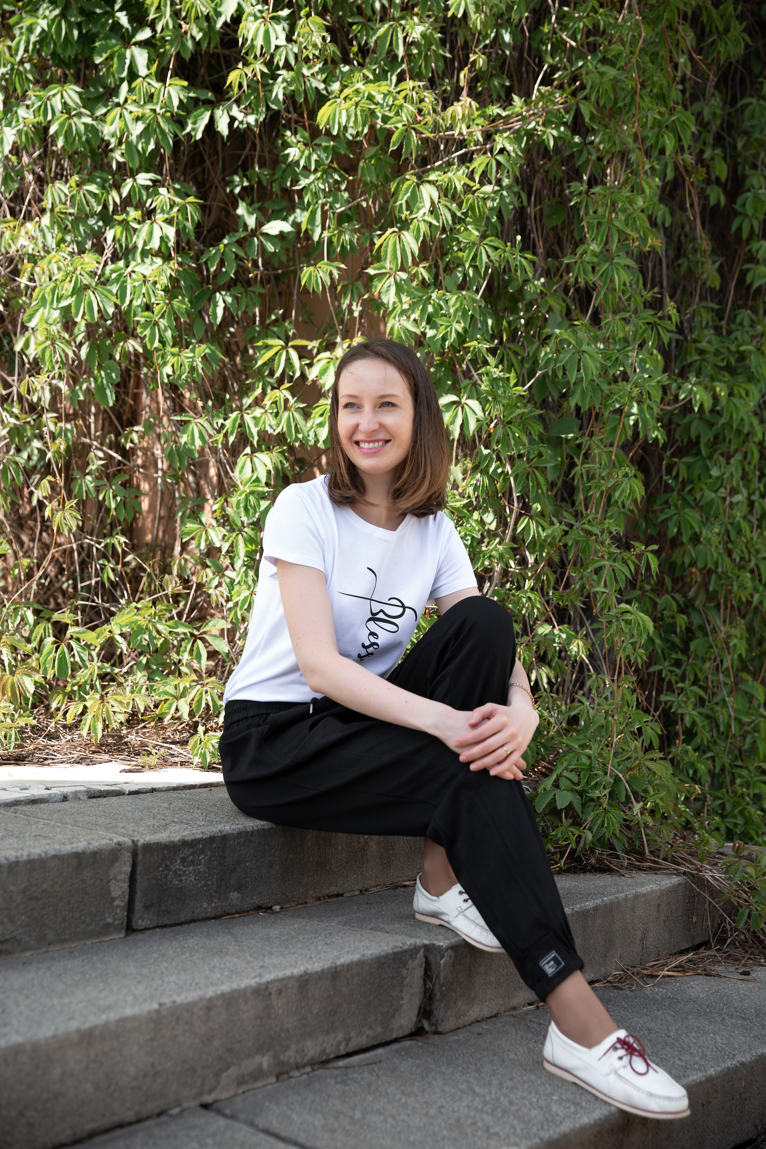 Семейная фотосессия в цветении. Свадебные фотографы в Москве: Денис и Елена Пройдовы