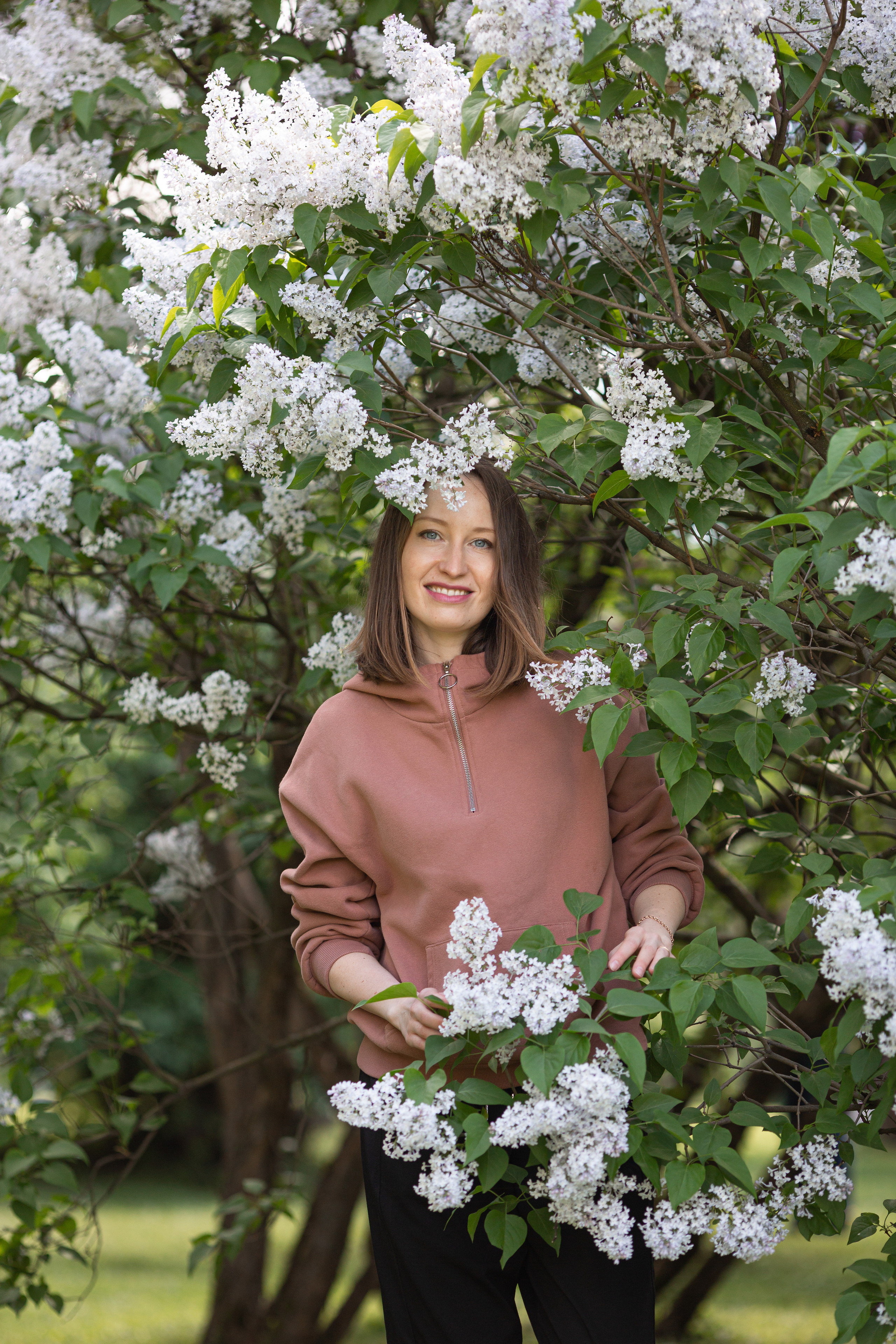 Семейная фотосессия в цветении. Свадебные фотографы в Москве: Денис и Елена Пройдовы