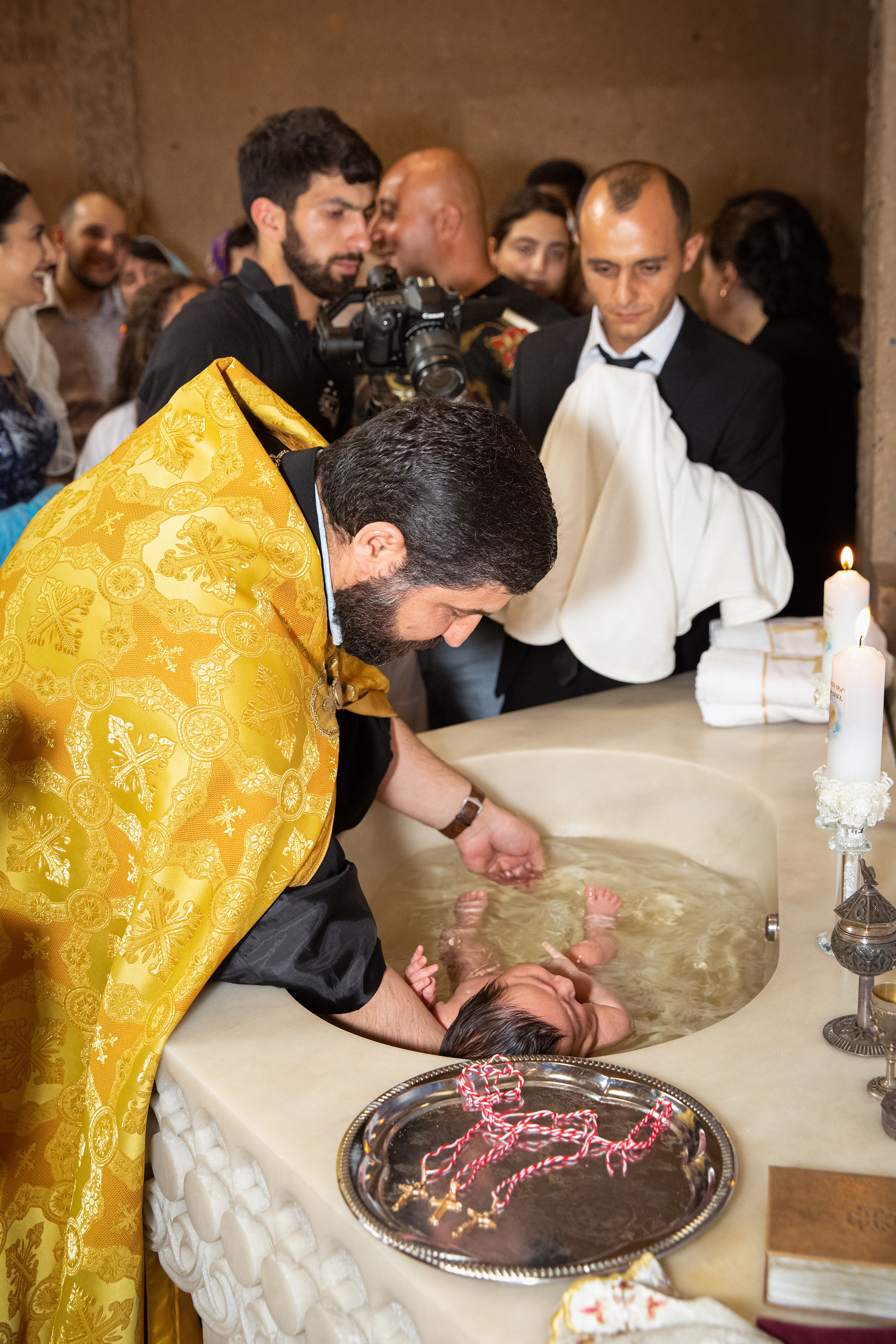 Крещение в армянской церкви. Свадебные фотографы в Москве: Денис и Елена Пройдовы