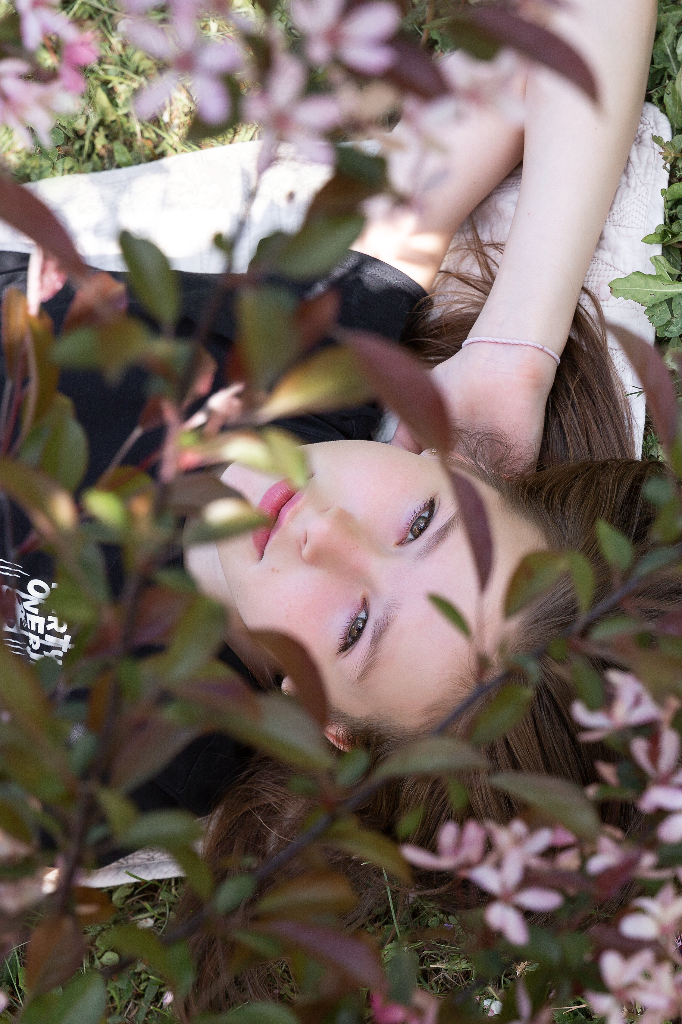 Семейная фотосессия в цветении. Свадебные фотографы в Москве: Денис и Елена Пройдовы